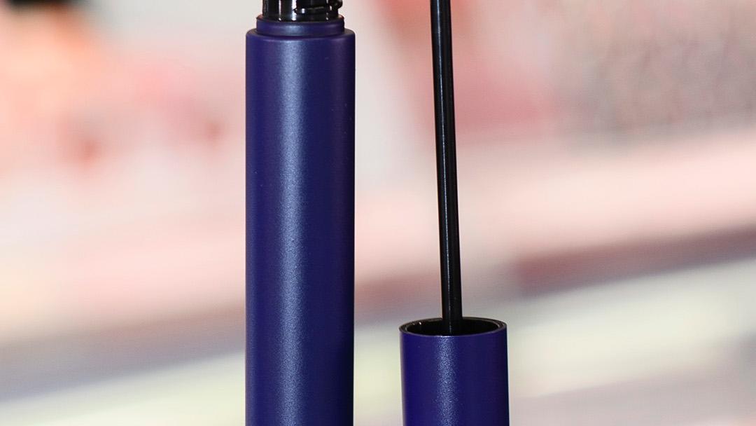 Bbia Never Die Mascara kuvattuna hohtavan kankaan päällä.