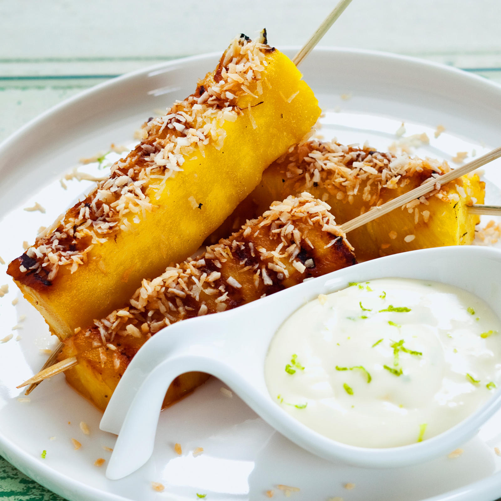 Grillattu ananas ja lime-tuorejuustokastike