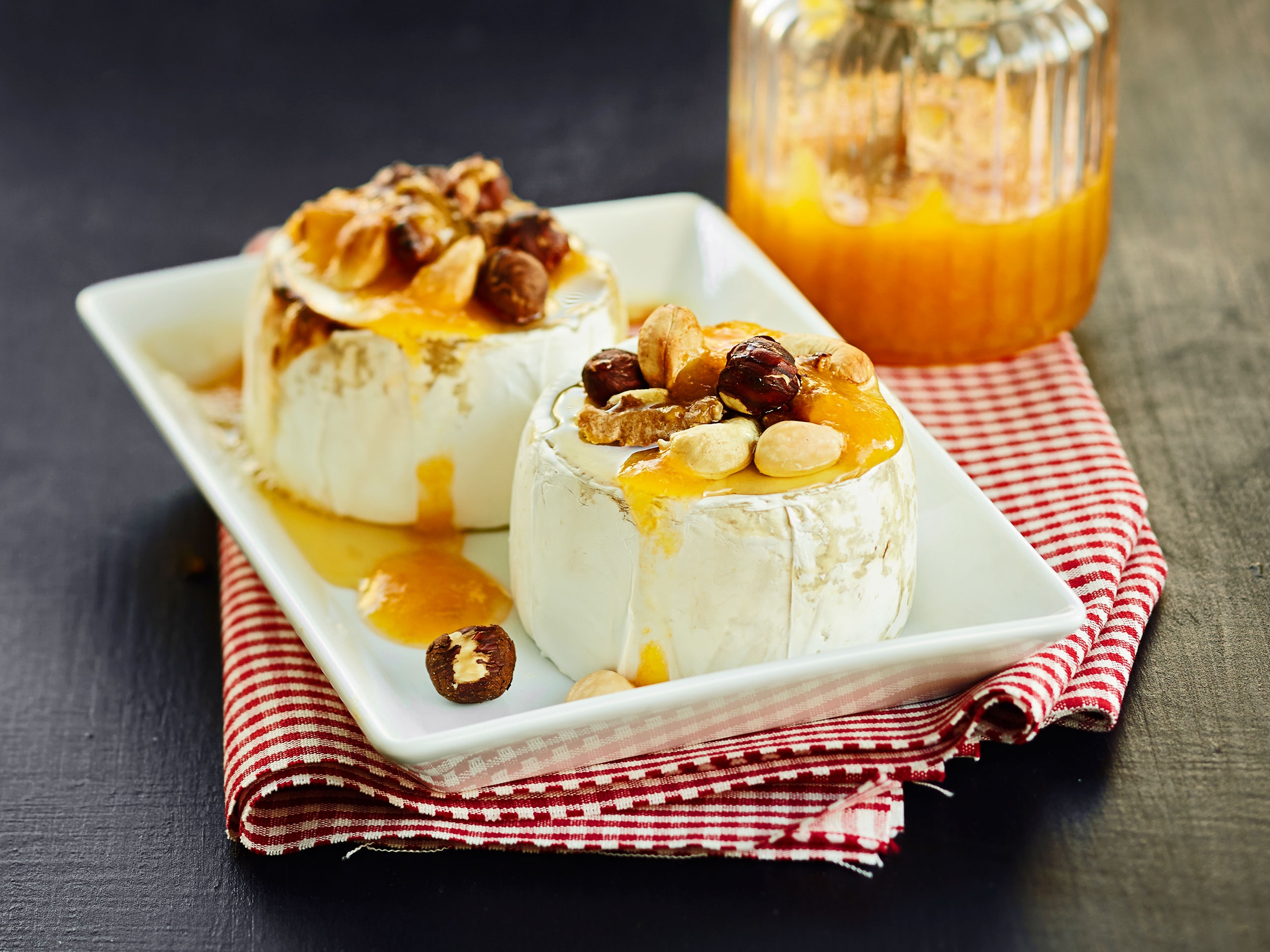 Uunibrie ja aprikoosikastike