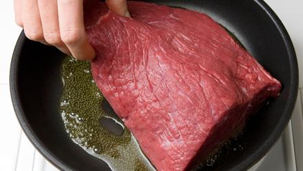 Ota paisti huoneenlämpöön tuntia ennen valmistamista. Poista kalvot. Kuivaa pinta talouspaperilla. Kuumenna rasva pannussa. Ruskista paisti kauttaaltaan.