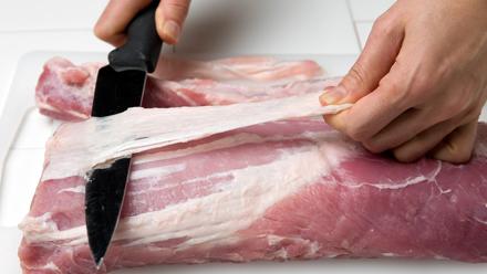 Poista fileestä kalvot. Hiero lihan pintaan karkeaa suolaa.