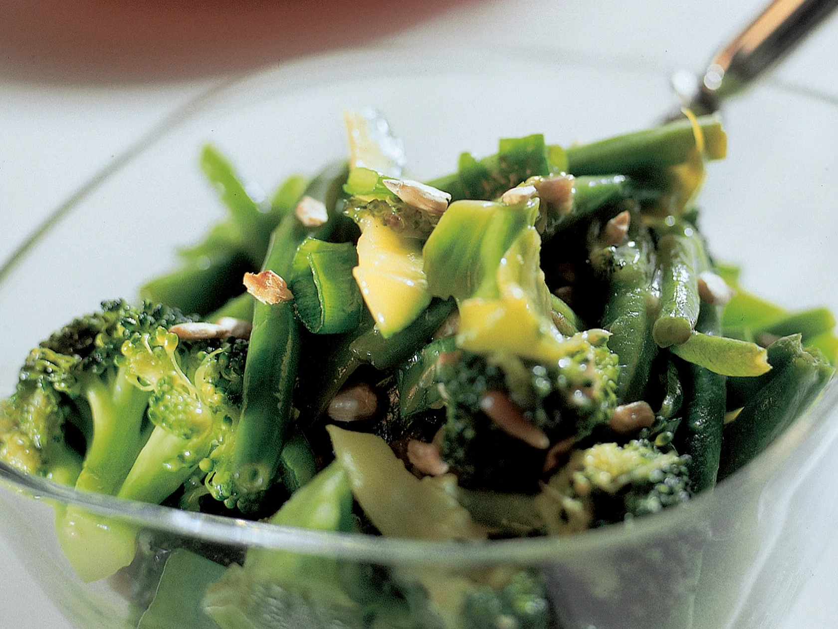 Vihreitä kasviksia hapanimeläkastikkeessa