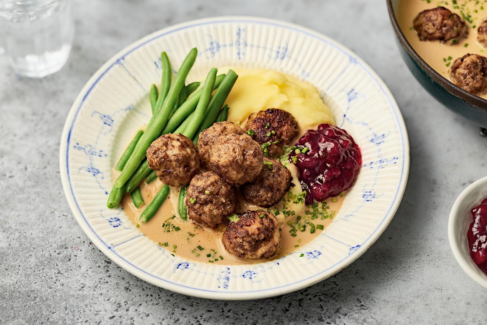 Maukkaat lihapullat ja kermakastike