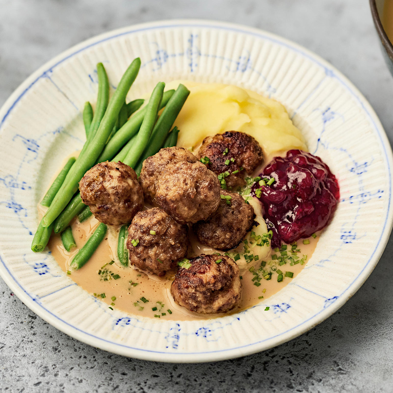 Maukkaat lihapullat ja kermakastike