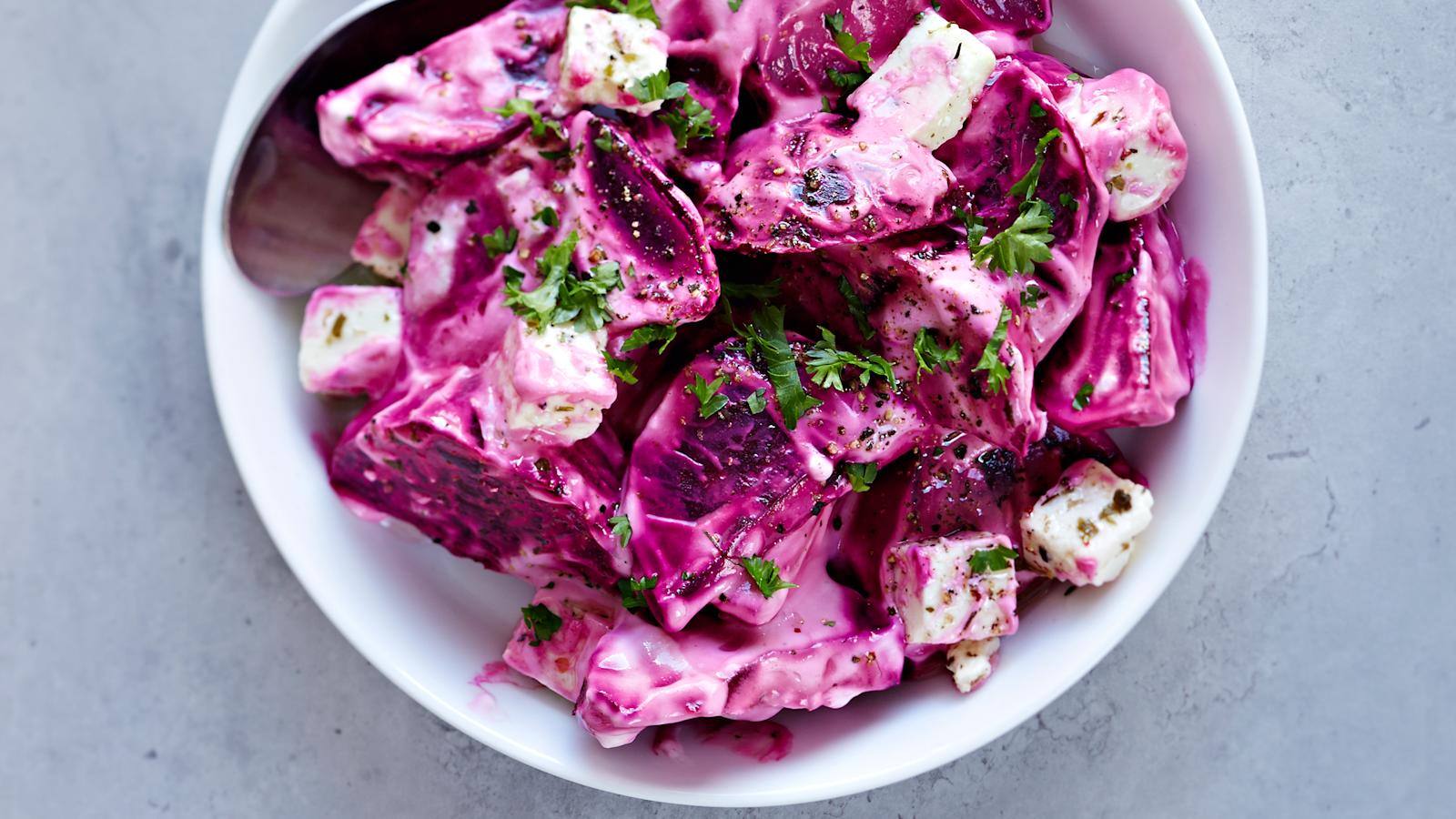 Punajuuri-fetasalaatti