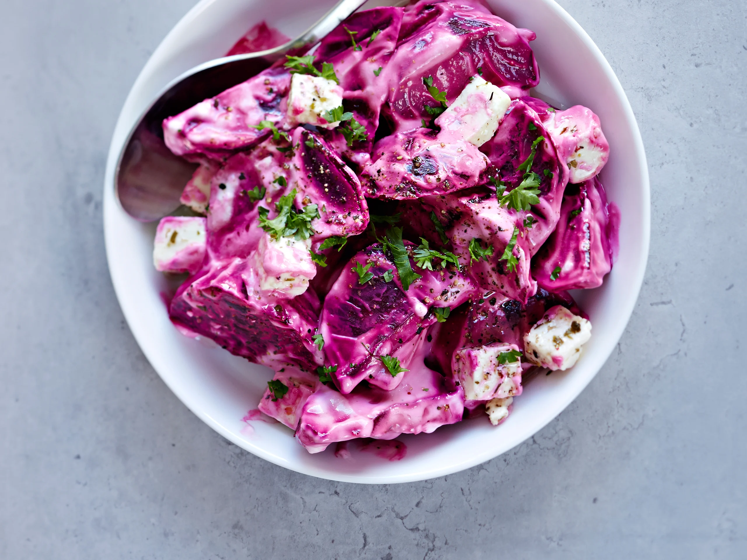 Punajuuri-fetasalaatti