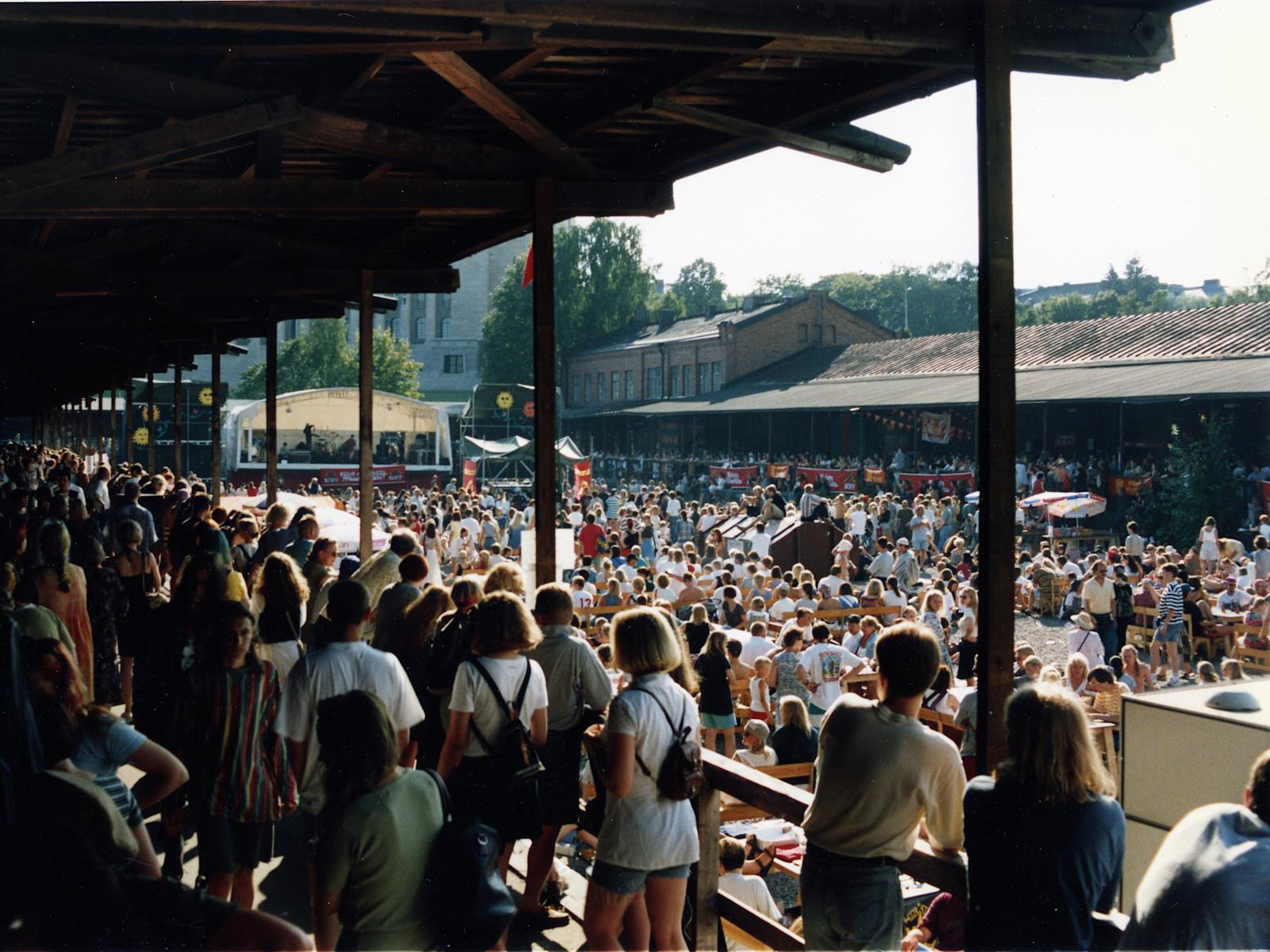 Ulkoilmakonsertissa Makasiineilla 1995.