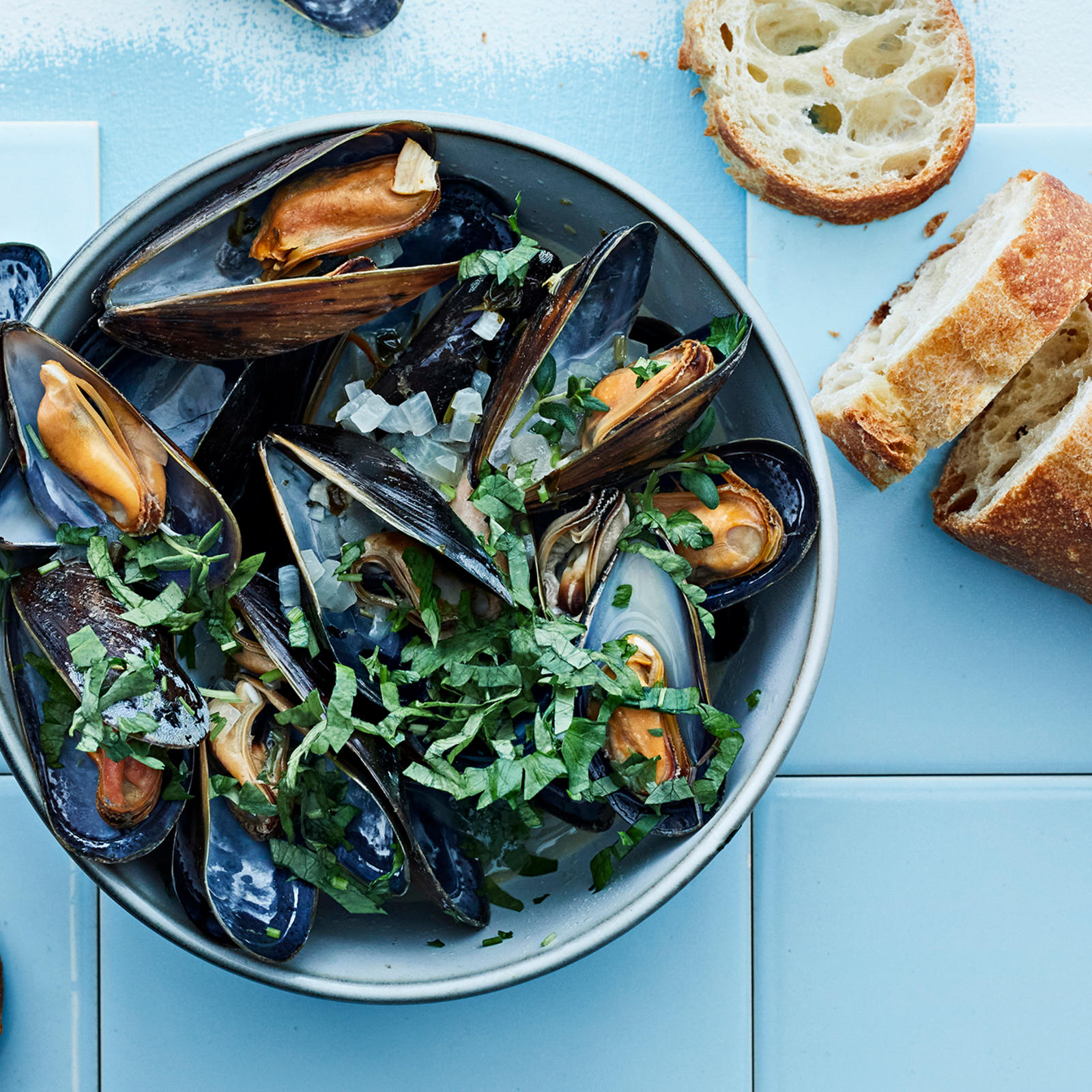 sinisimpukat valkoviiniliemessä