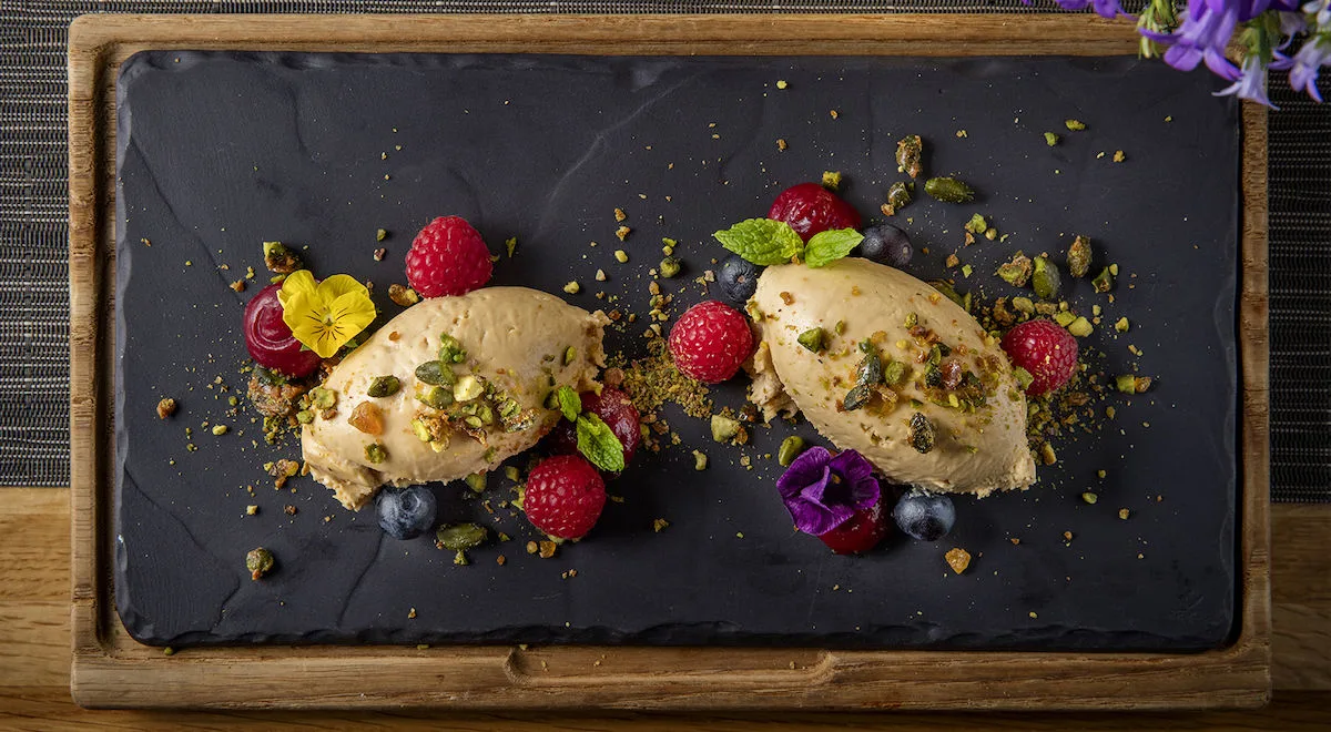 Valkosuklaamousse vadelmageelillä ja karamellisoidulla pistaasilla