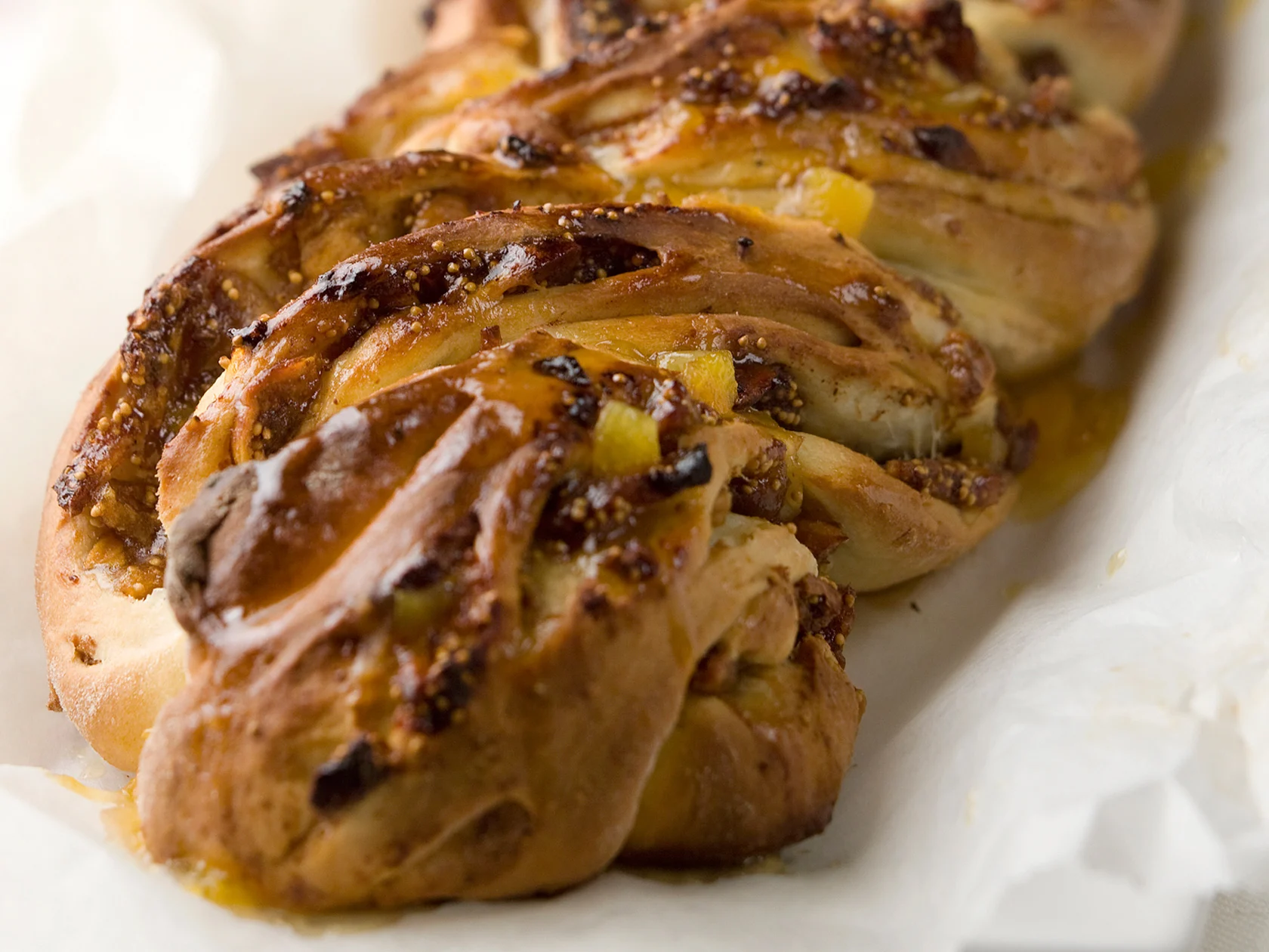 Kierteinen aprikoosipitko