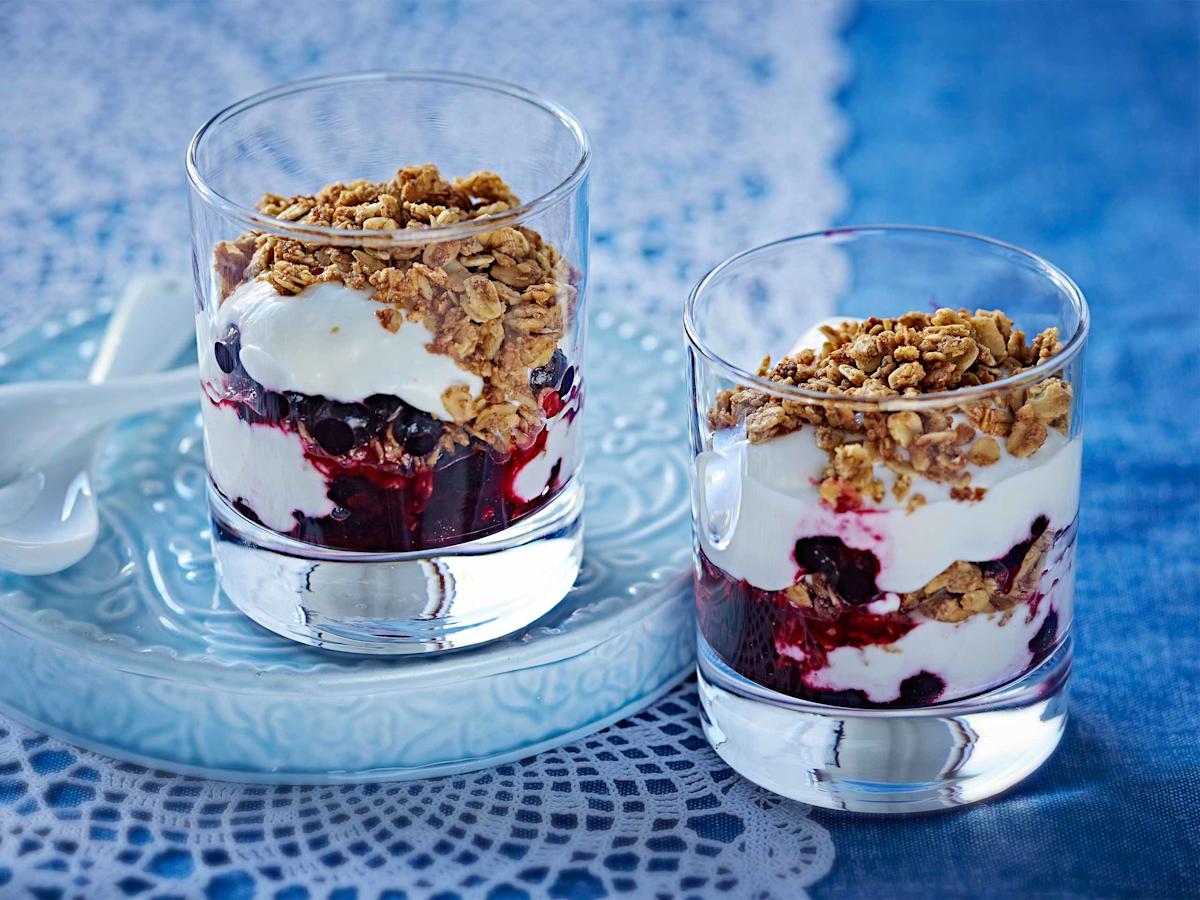 Kookosjogurtti-herukkatrifle