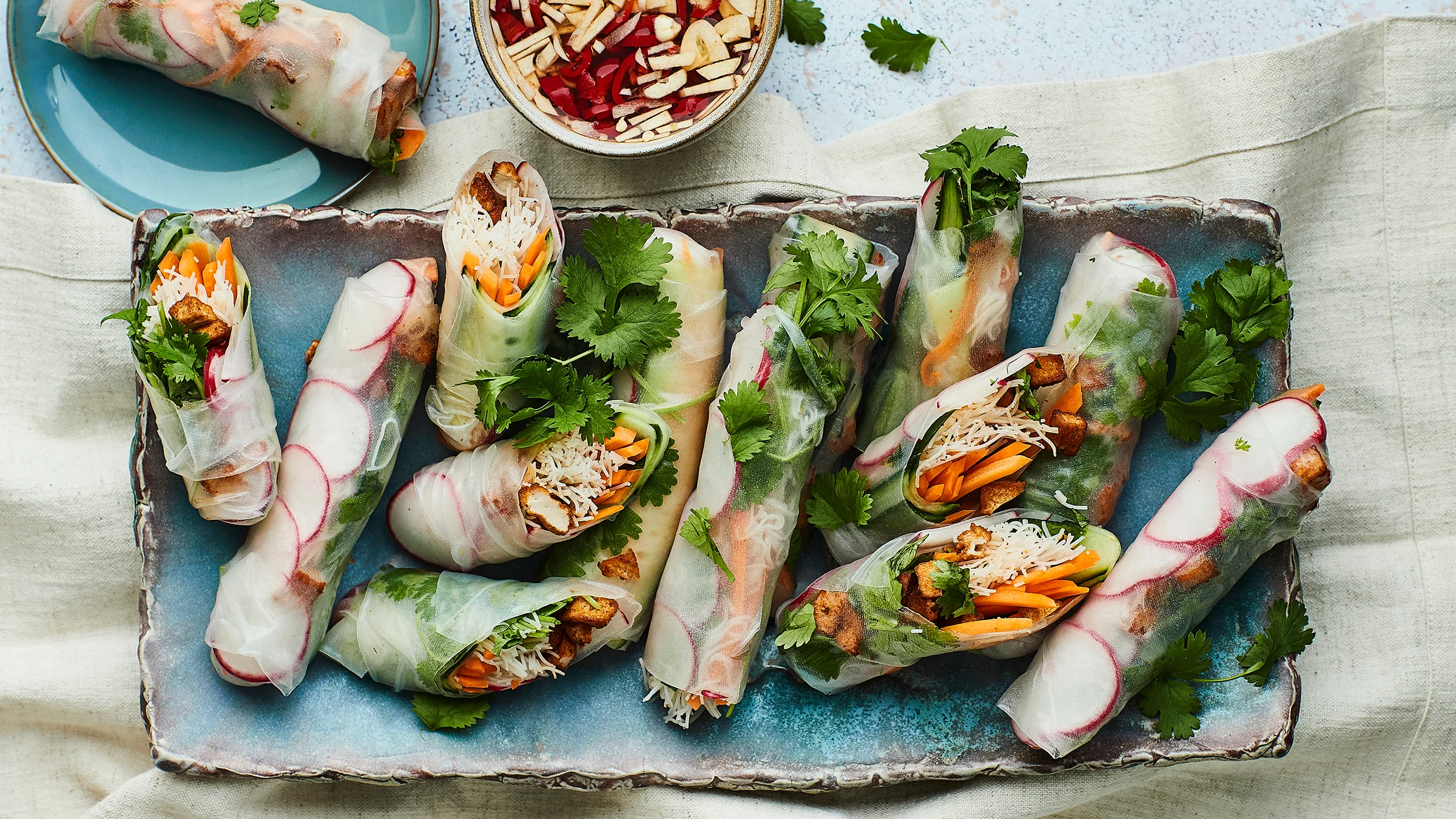 Vietnamilaiset kesärullat ja nuoc cham -kastike