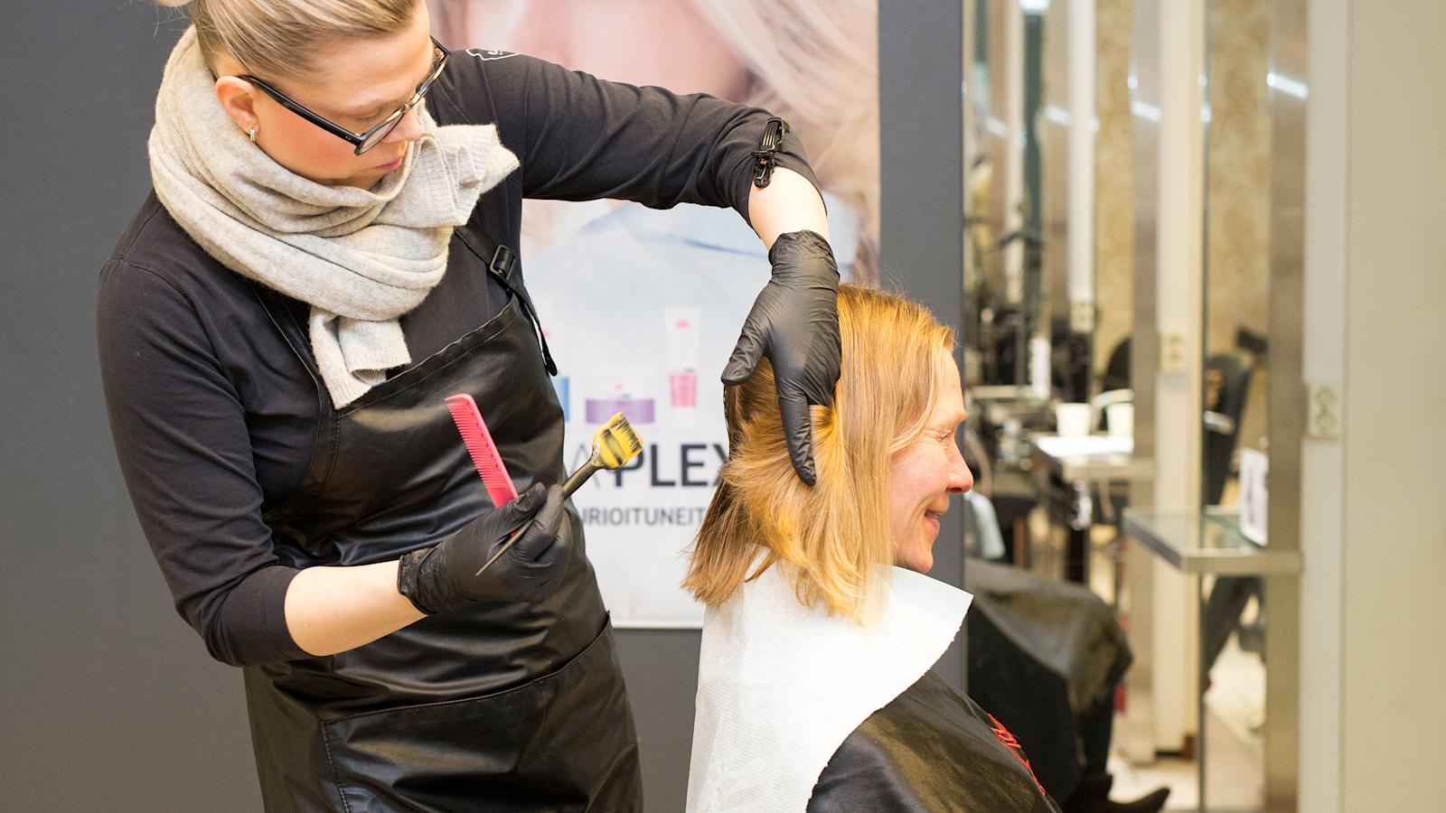 Jutan hiuksissa oli hunajainen pohjaväri, jota syvennyttiin kuparisen hunajaiseksi.