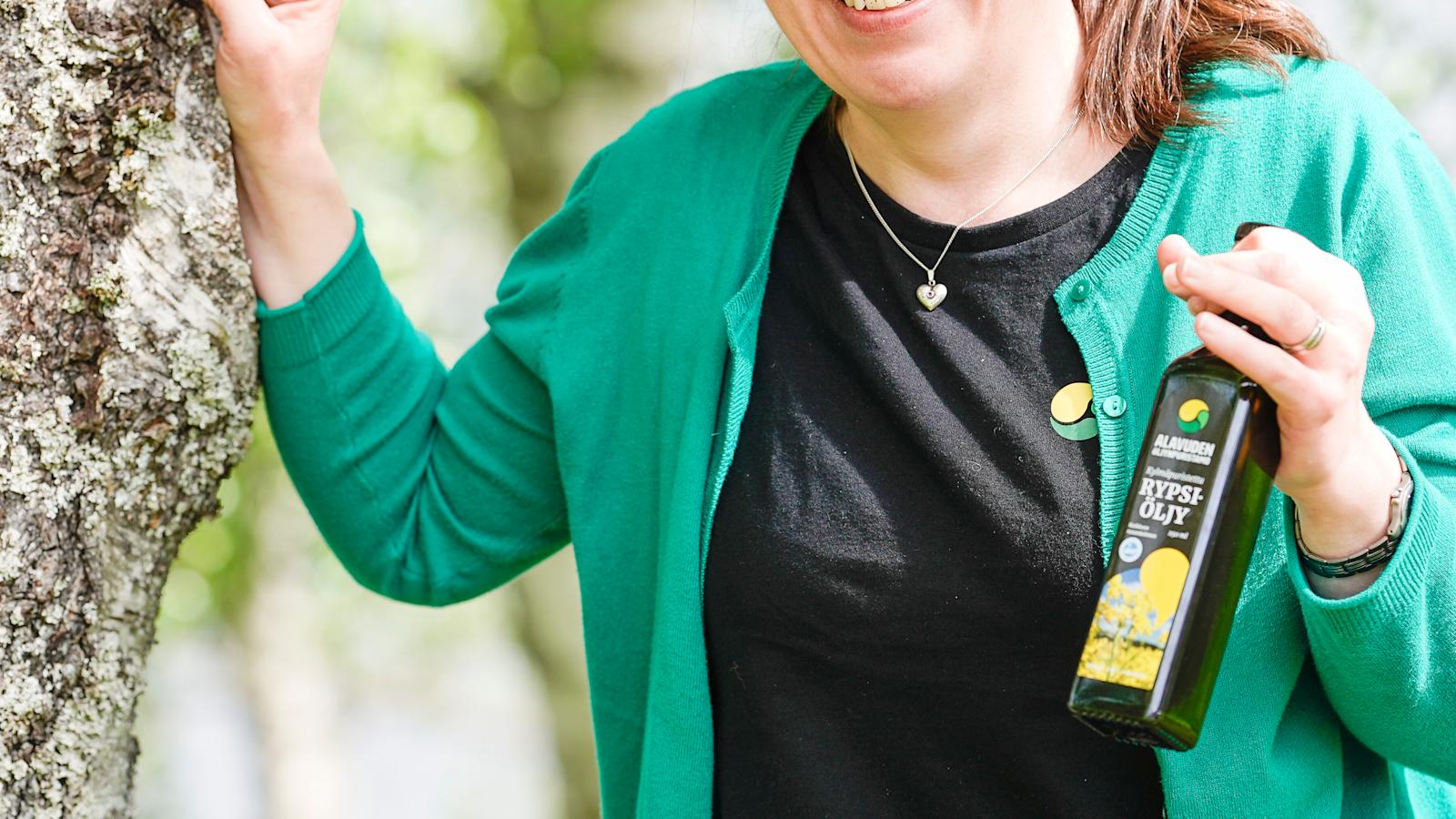 Hanna Yli-Kuha Alavuden Öljynpuristamon kauniissa ympäristössä.