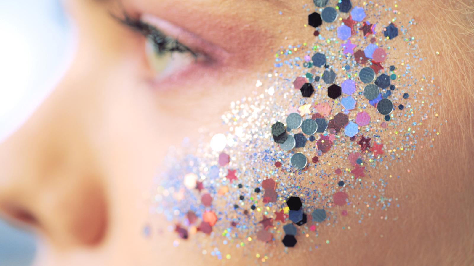 Glitterin kimallus kruunaa meikin