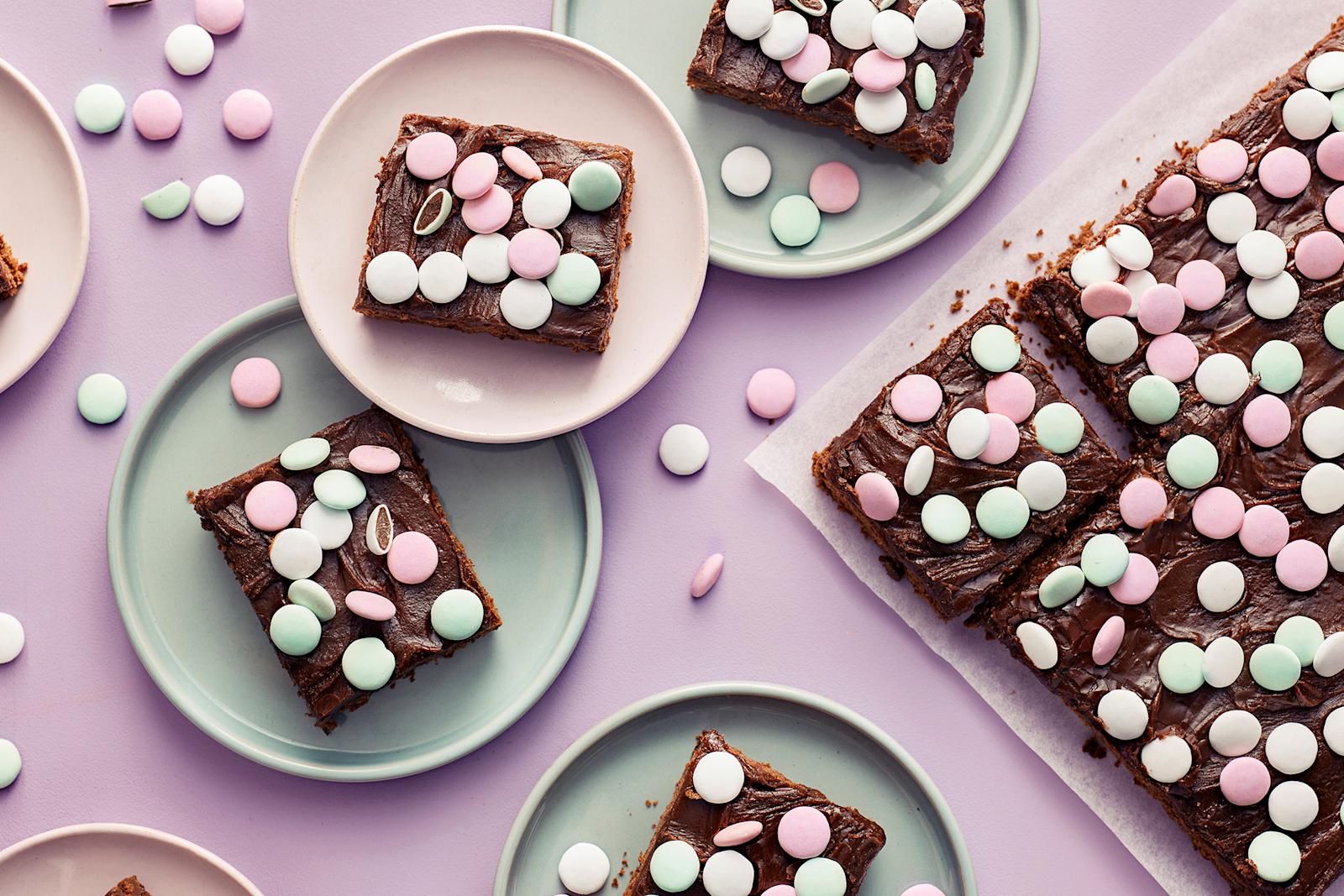 Ranskanpastilli-mokkapaloja lautasilla ja leivinpaperin päällä.