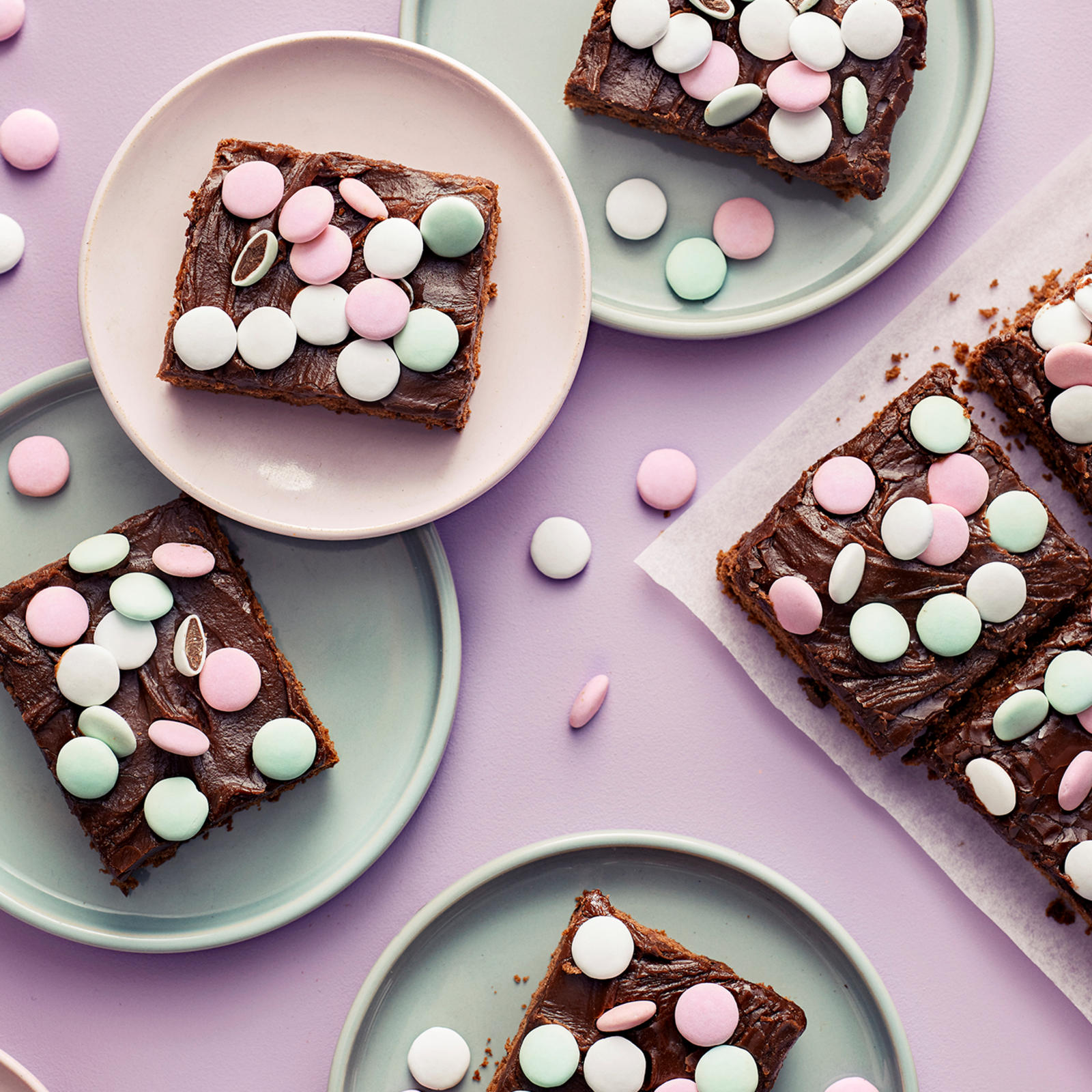 Ranskanpastilli-mokkapaloja lautasilla ja leivinpaperin päällä.