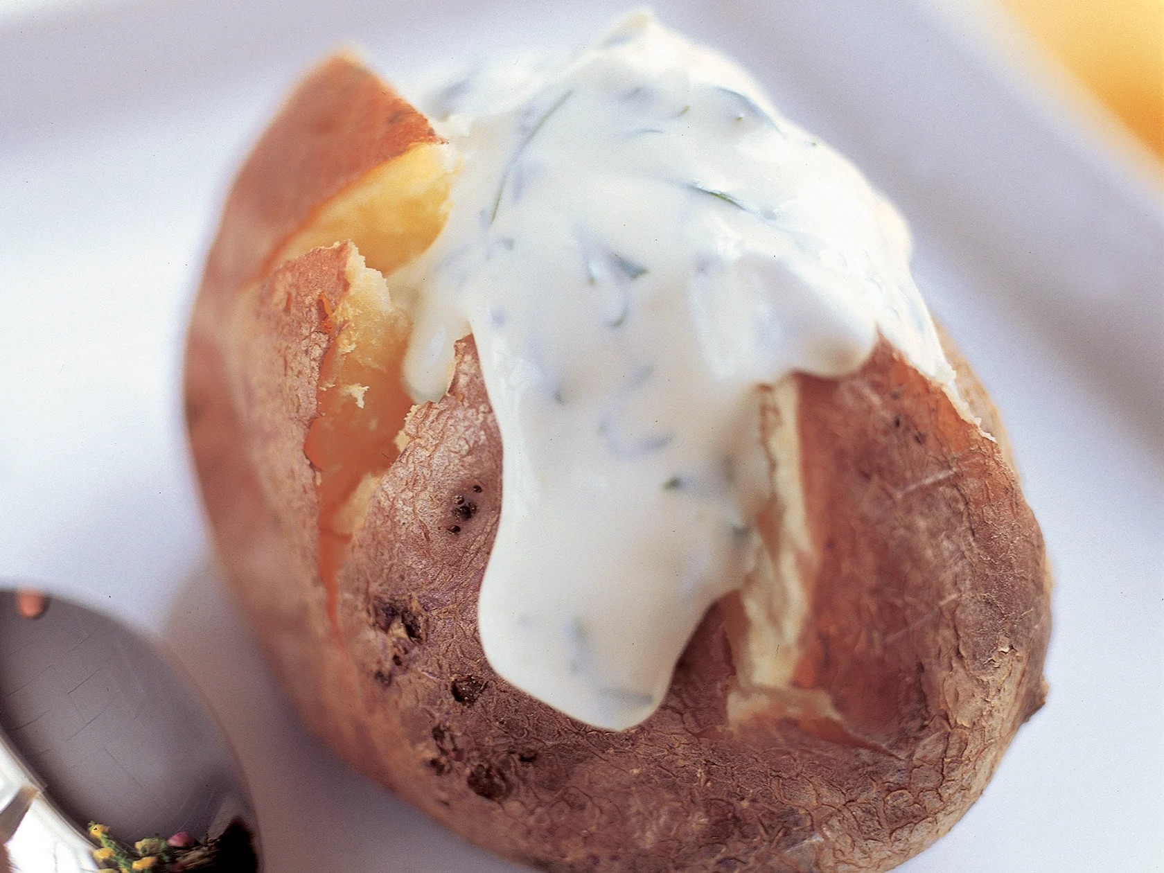 Uuniperunat ja valkosipulikerma