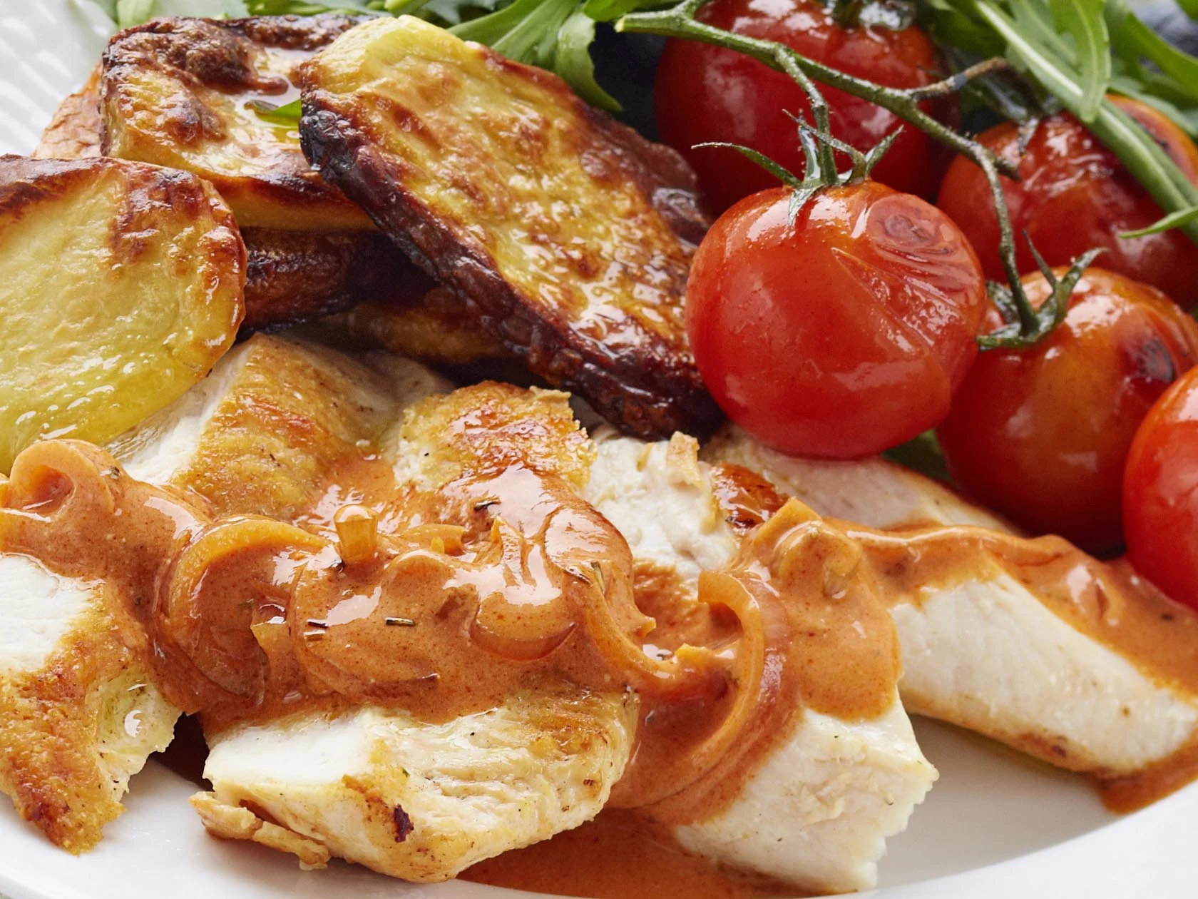 Broilerinleikkeet ja tomaatti-valkoviinikastike