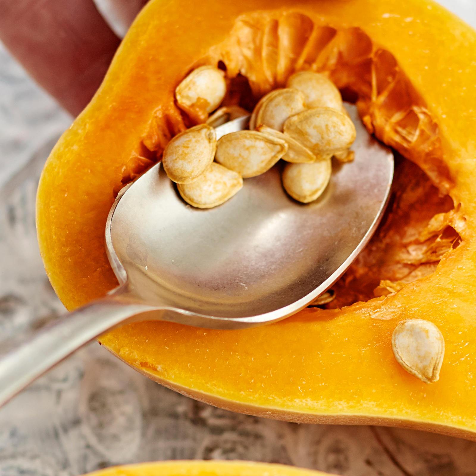 Myskikurpitsasta kaiverretaan lusikalle siemenet