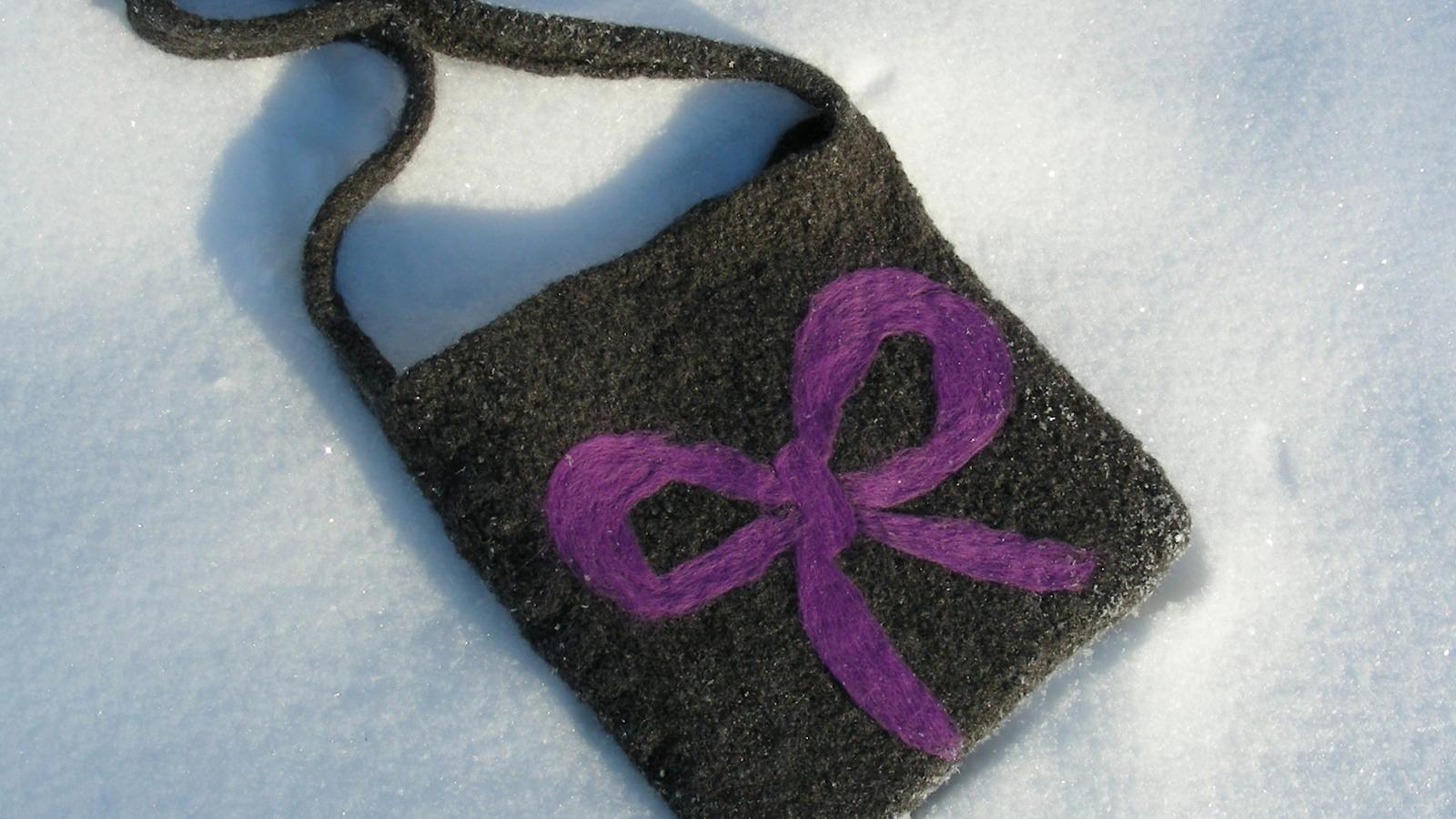 Neulahuovutettu koriste laukkuun