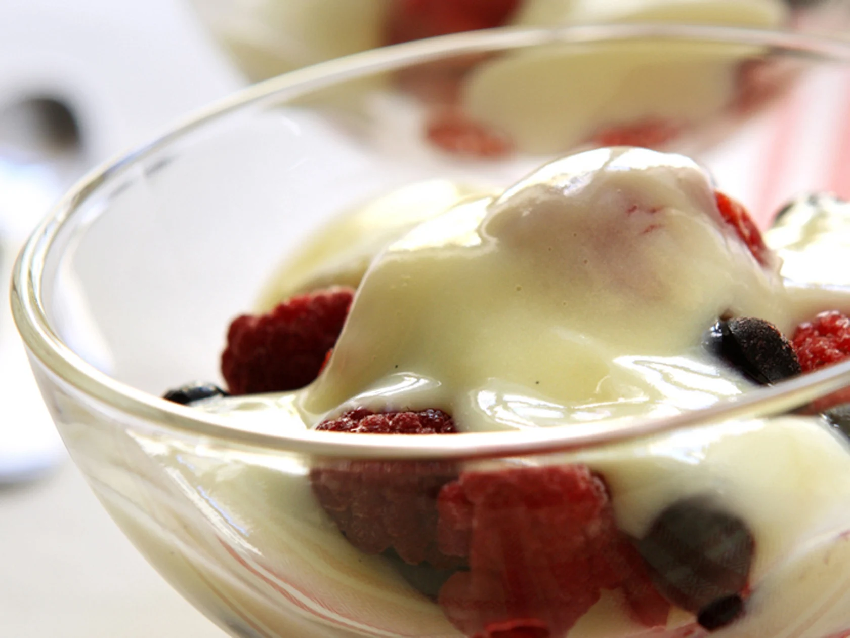 Vaniljakiisseli ja marjoja