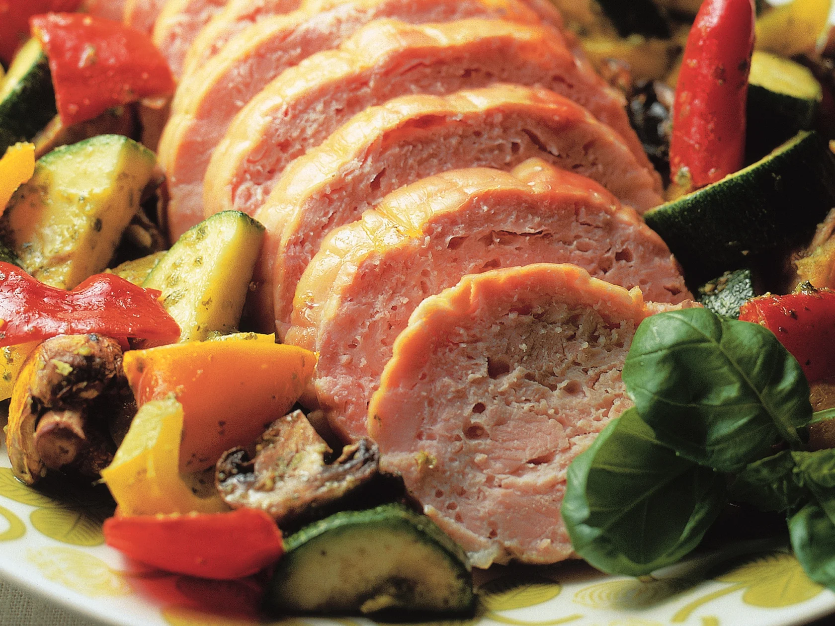 Kalkkunan fileerulla ja pestokasvikset