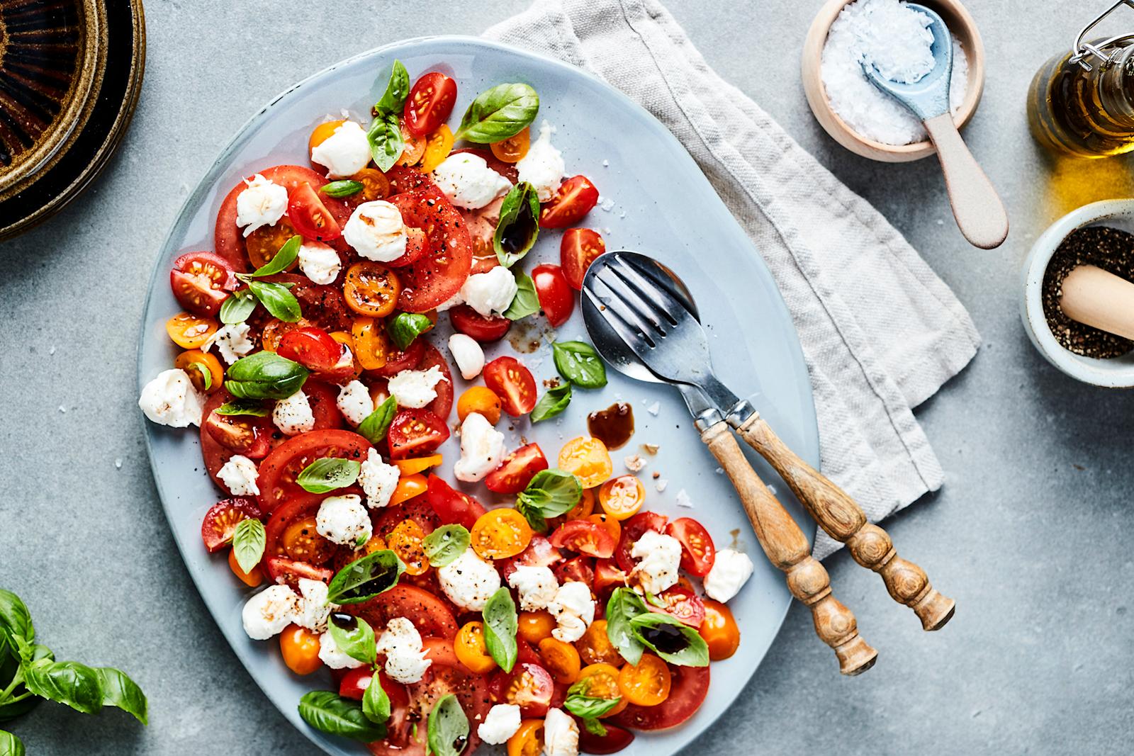 Tomaattimozzarellasalaatti
