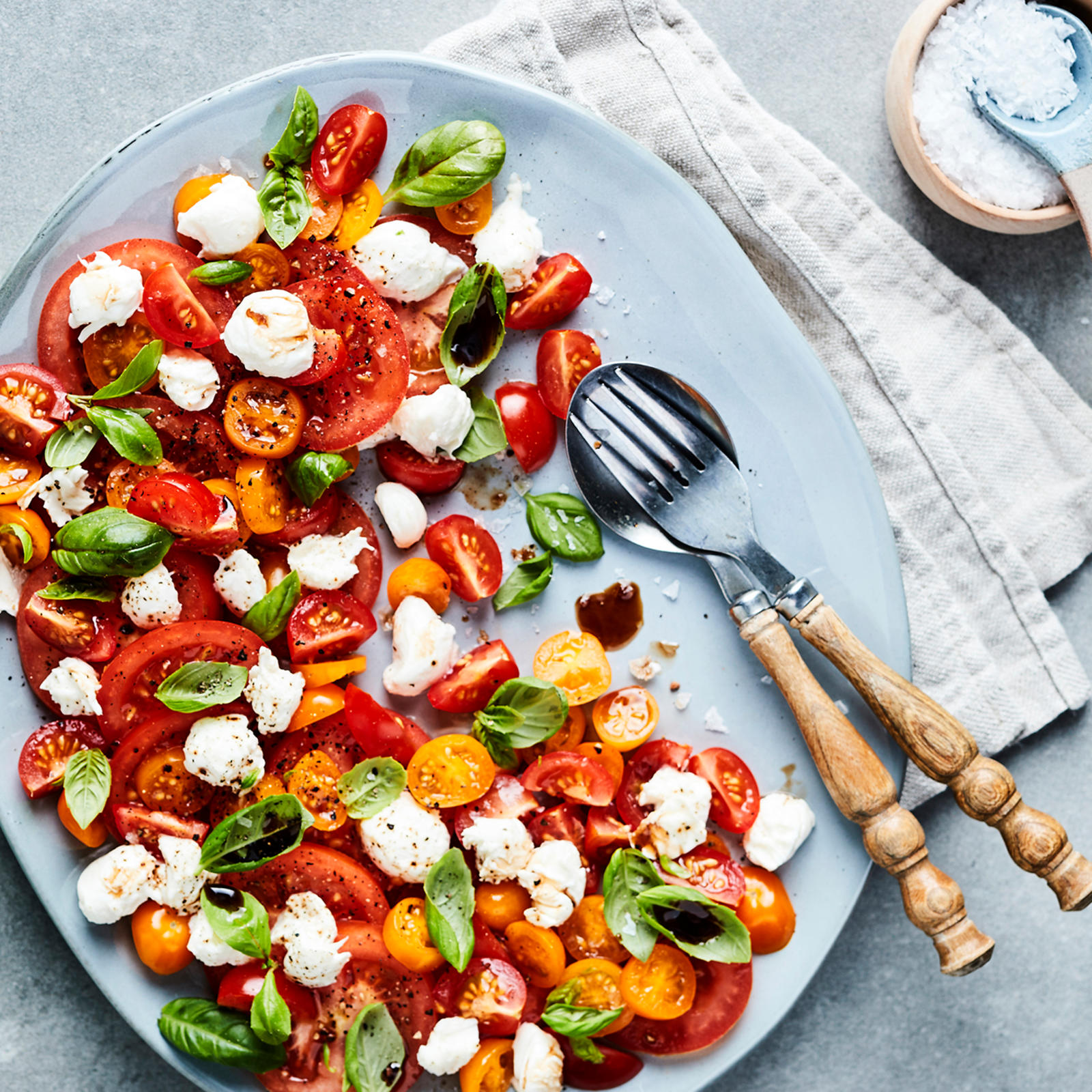 Tomaattimozzarellasalaatti
