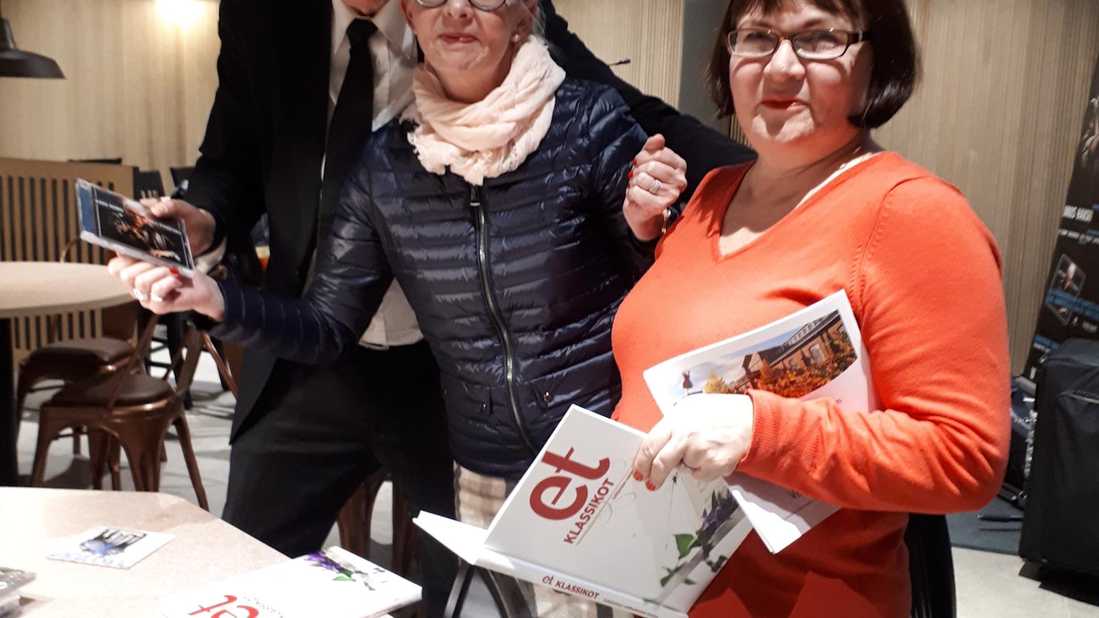 Irma Pahlman pääsi valokuvaan suosikkinsa Ile Vainion kanssa. Vieressä hyvinkääläinen kaupunkiaktiivi Anja Tauriainen.
