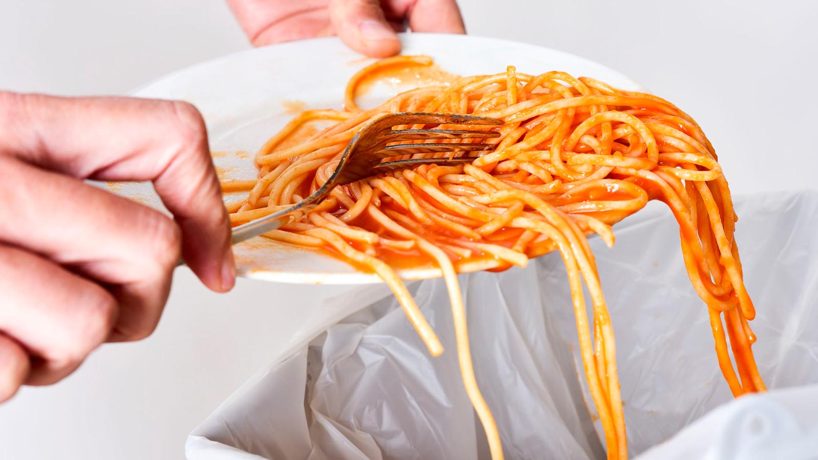 Ruokaa kaadetaan roskiin