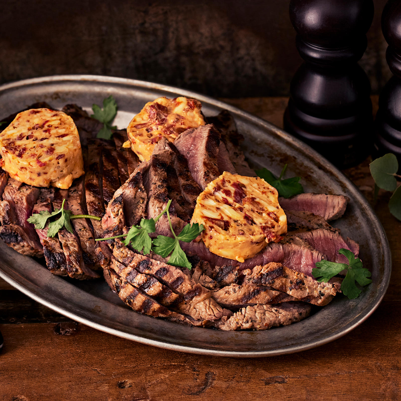 Grillattu naudan pippuripihvi ja maustevoi