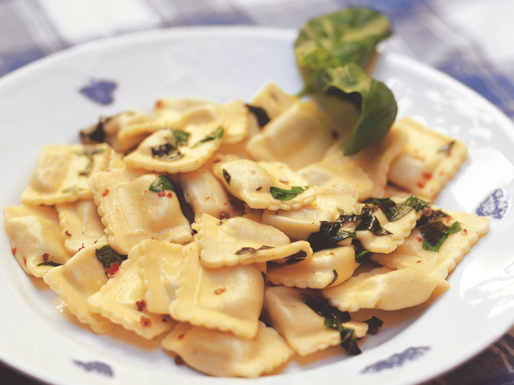 Juustotäytteinen tuorepasta ja yrttikastike