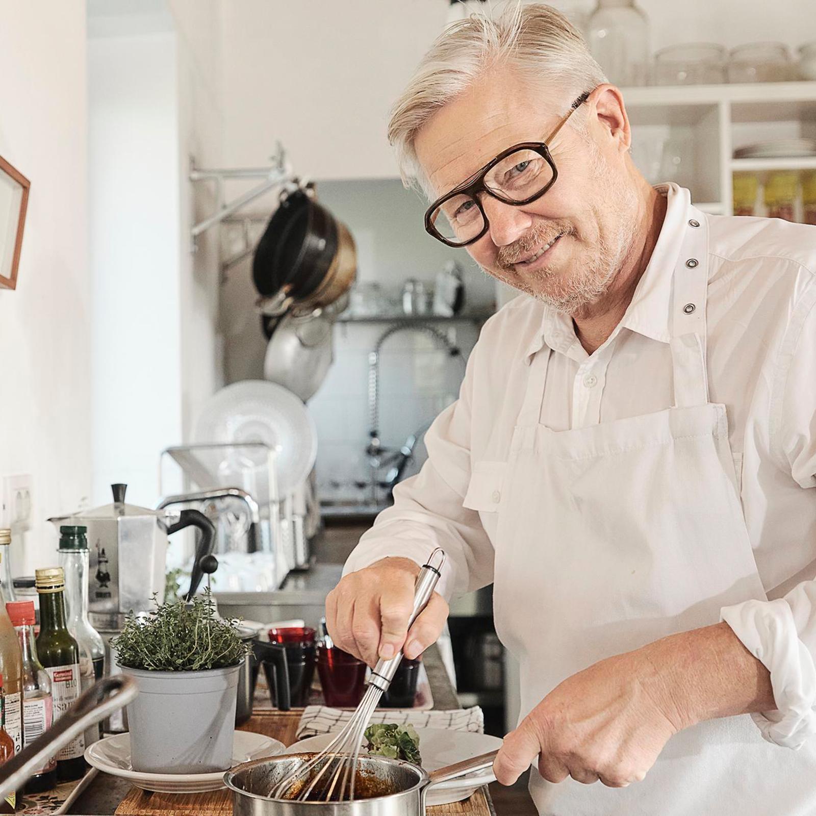 Jyrki Sukula syö lounaan joka päivä samaan aikaan. Sen valmistaa joko Jyrki tai Riikka-vaimo.