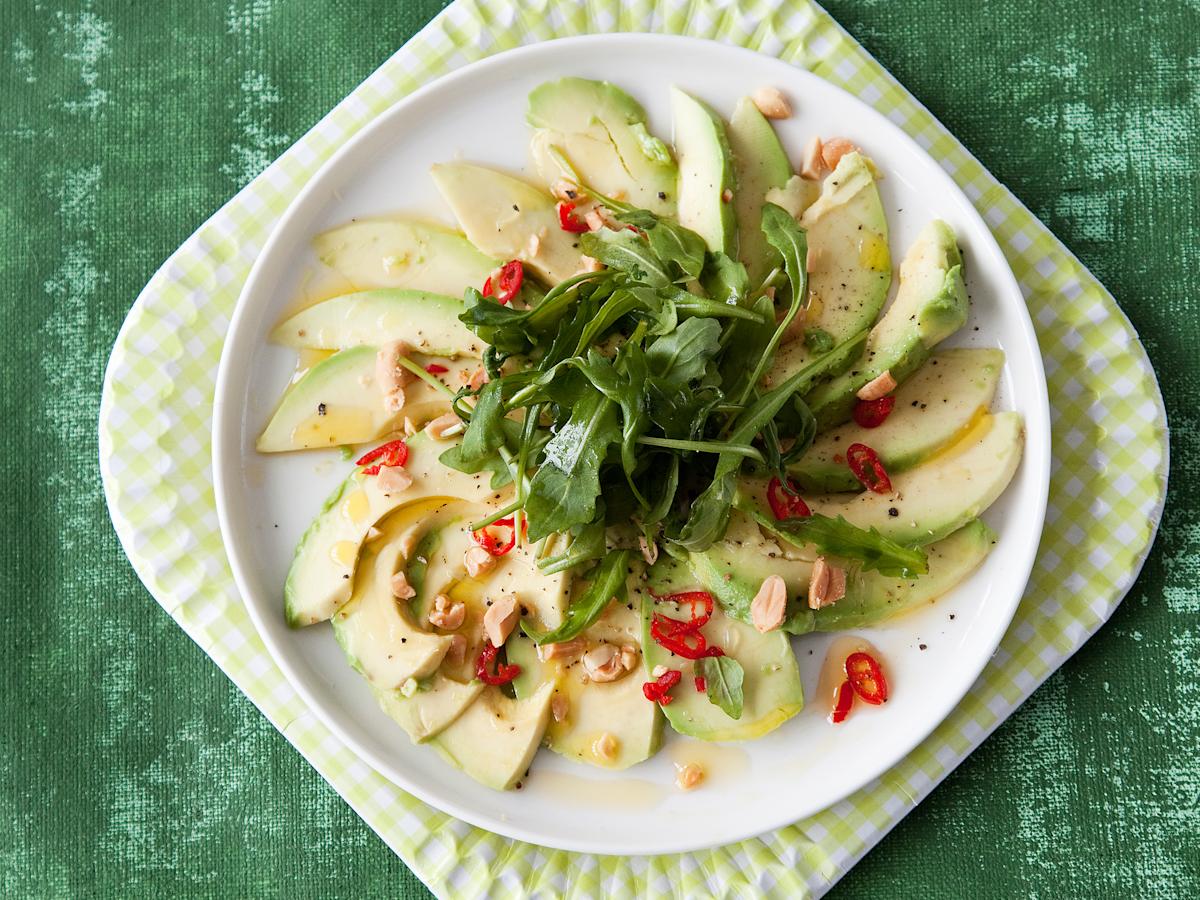 Avokado-maapähkinäsalaatti