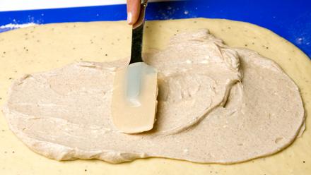 Valmista täyte. Yhdistä kulhossa jäiset marjat ja perunajauhot. Notkista tuorejuusto toisessa kulhossa ja lisää siihen sokerit ja kaneli sekä muna. Levitä tuorejuustoseos taikinalevylle.