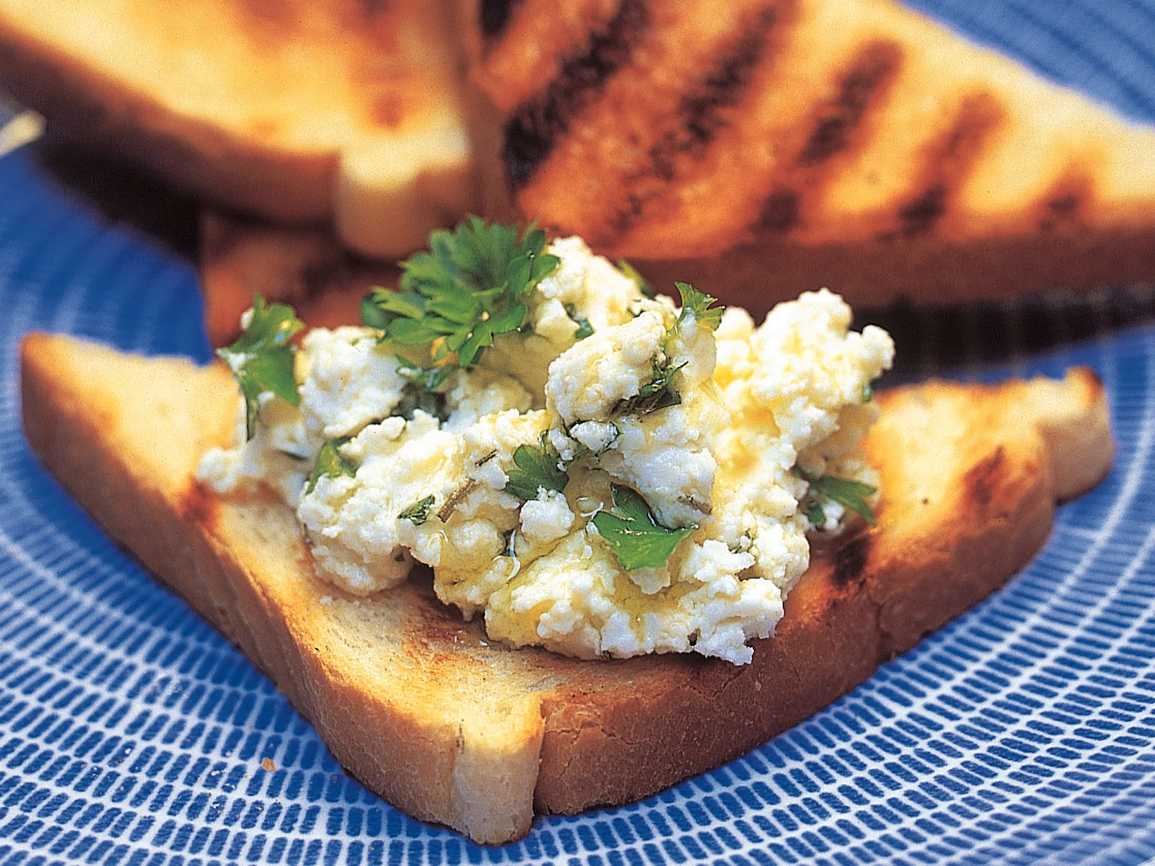 Fetajuustolevite ja grillatut kolmioleivät