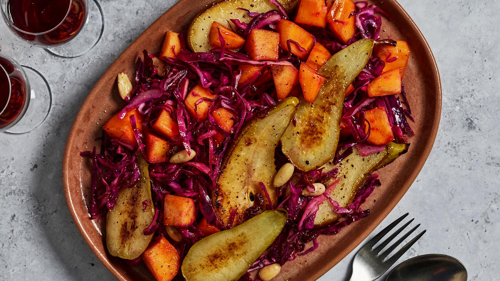 Lämmin päärynä-persimonsalaatti