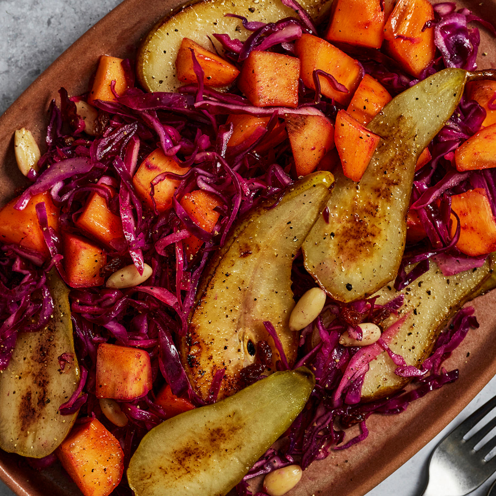 Lämmin päärynä-persimonsalaatti