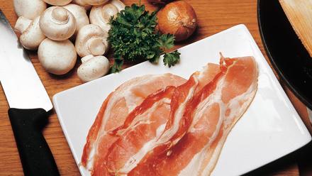 Ota filee huoneenlämpöön ennen paistamista. Nosta voitaikinalevyt sulamaan. Valmista täyte. Leikkaa pekonit hienoksi silpuksi. Pilko herkkusienet ja sipuli pieniksi kuutioiksi ja paista pannulla pekonipalojen kanssa. Nosta sieni-sipuliseos jäähtymään j...