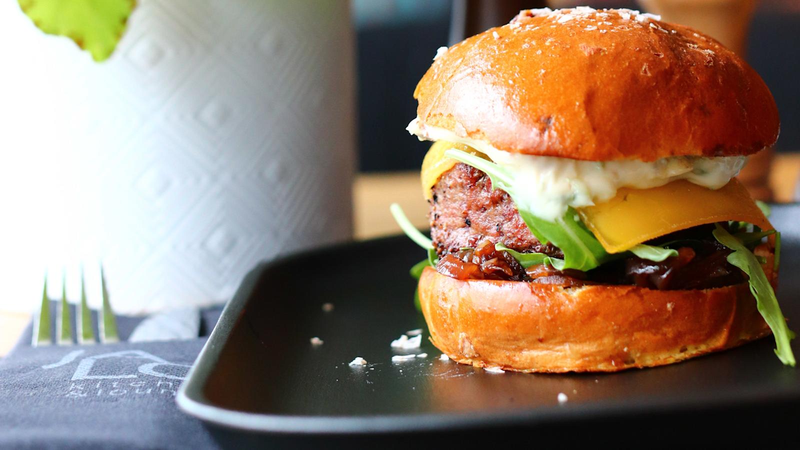 Jalon burgerissa on kuohkea briossisämpylä