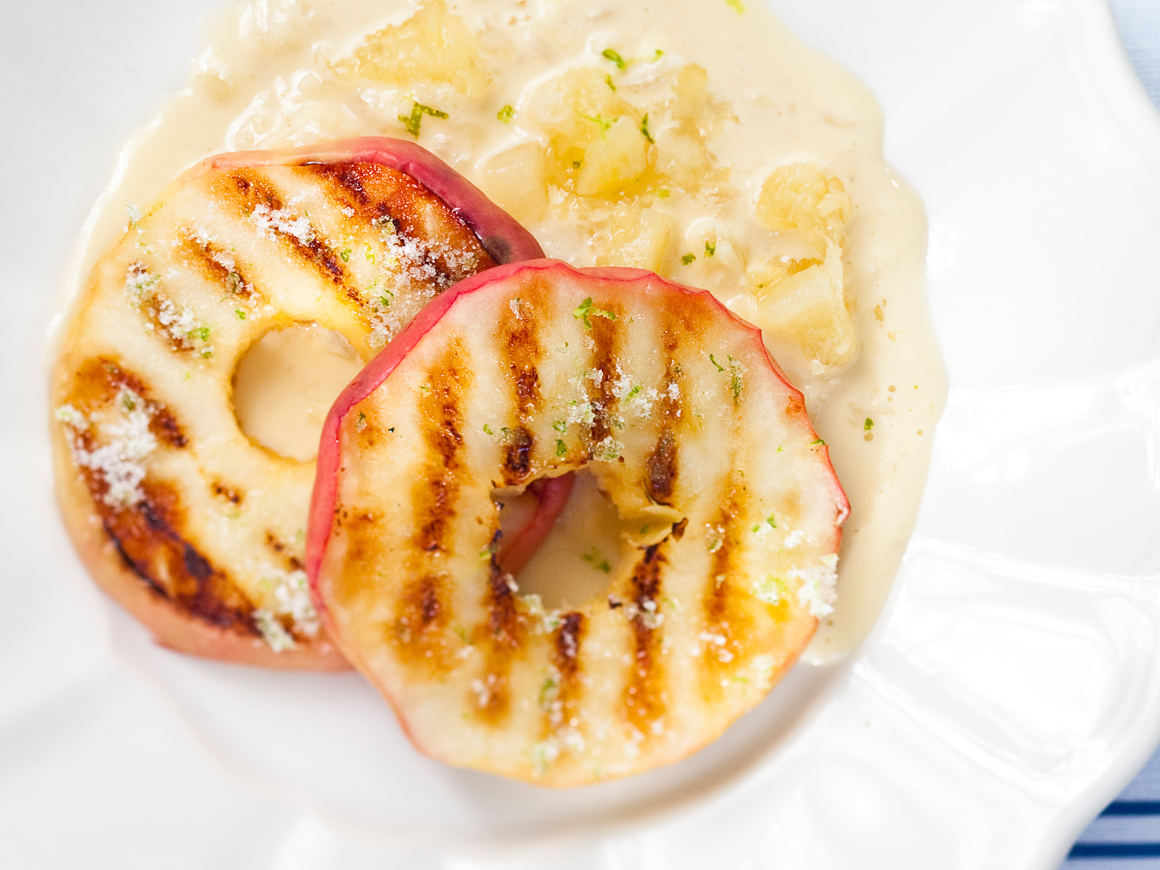 Grillatut omenat ja ananas-vaniljakastike