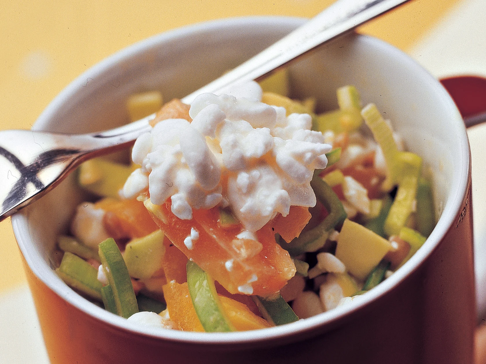 Avokado-raejuustosalaatti