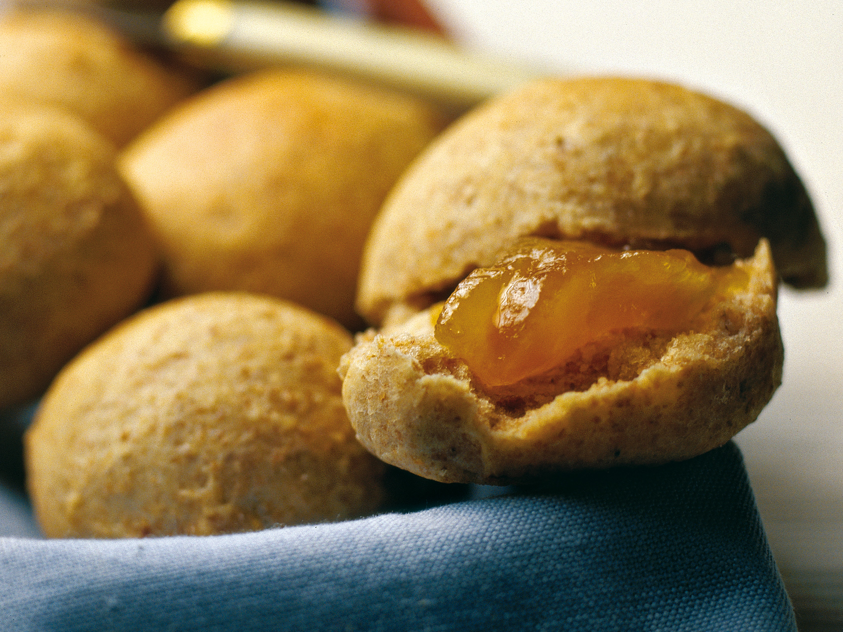 Ruis-ruusunmarjasämpylät