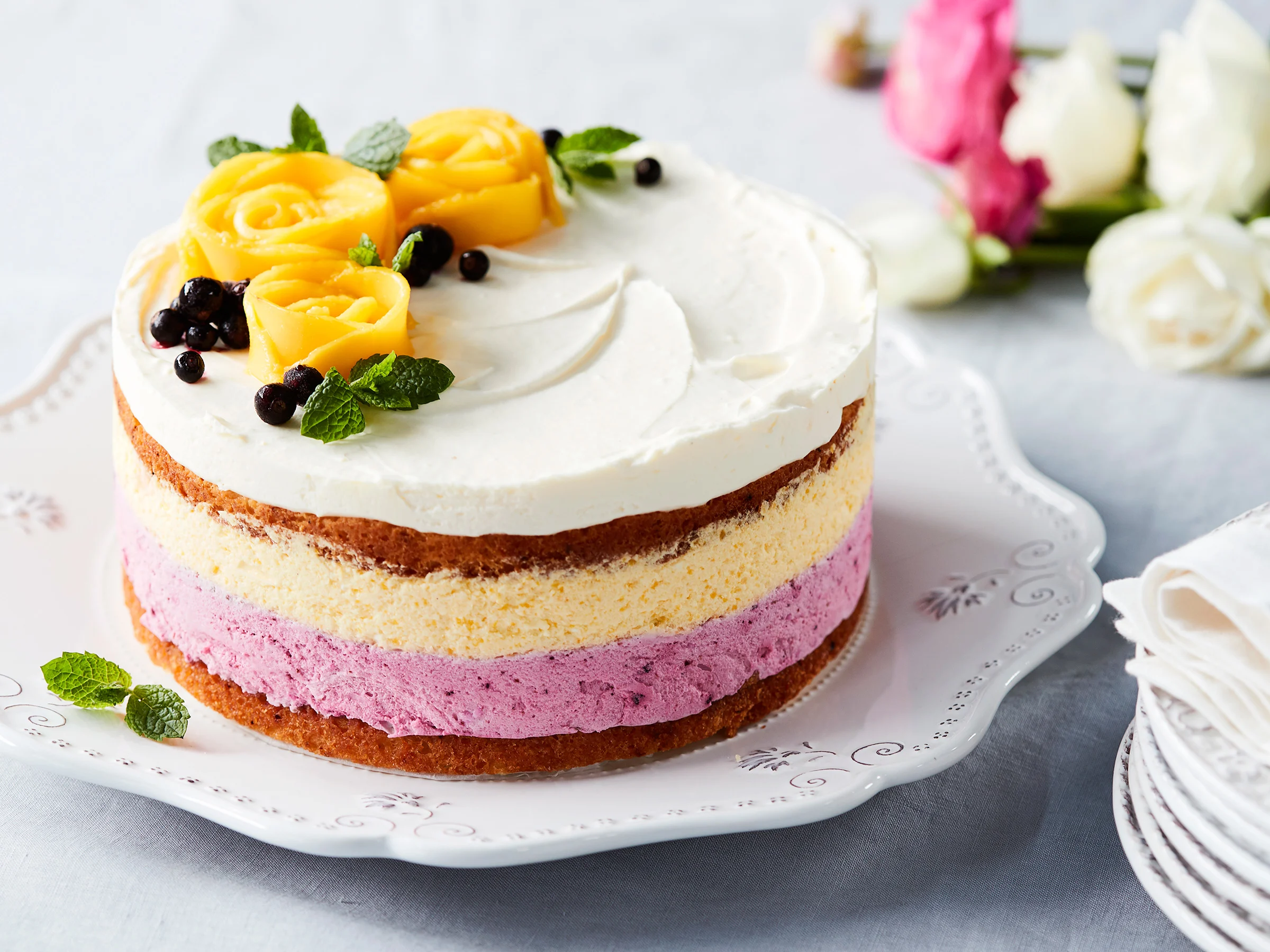 Kolmen kerroksen moussekakku