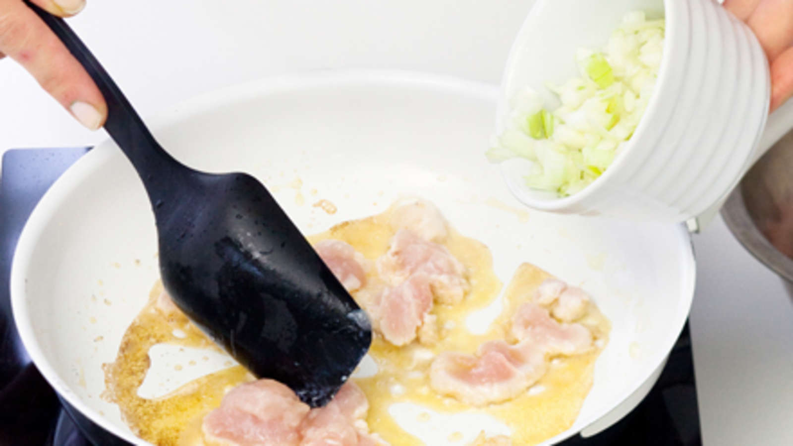 Ruskista broilerinsuikaleet rasvassa pannulla. Lisää sipuli ja kuullota se pehmeäksi. Siirrä broileri ja sipuli kulhoon odottamaan. Mausta ripauksella suolaa ja mustapippuria.