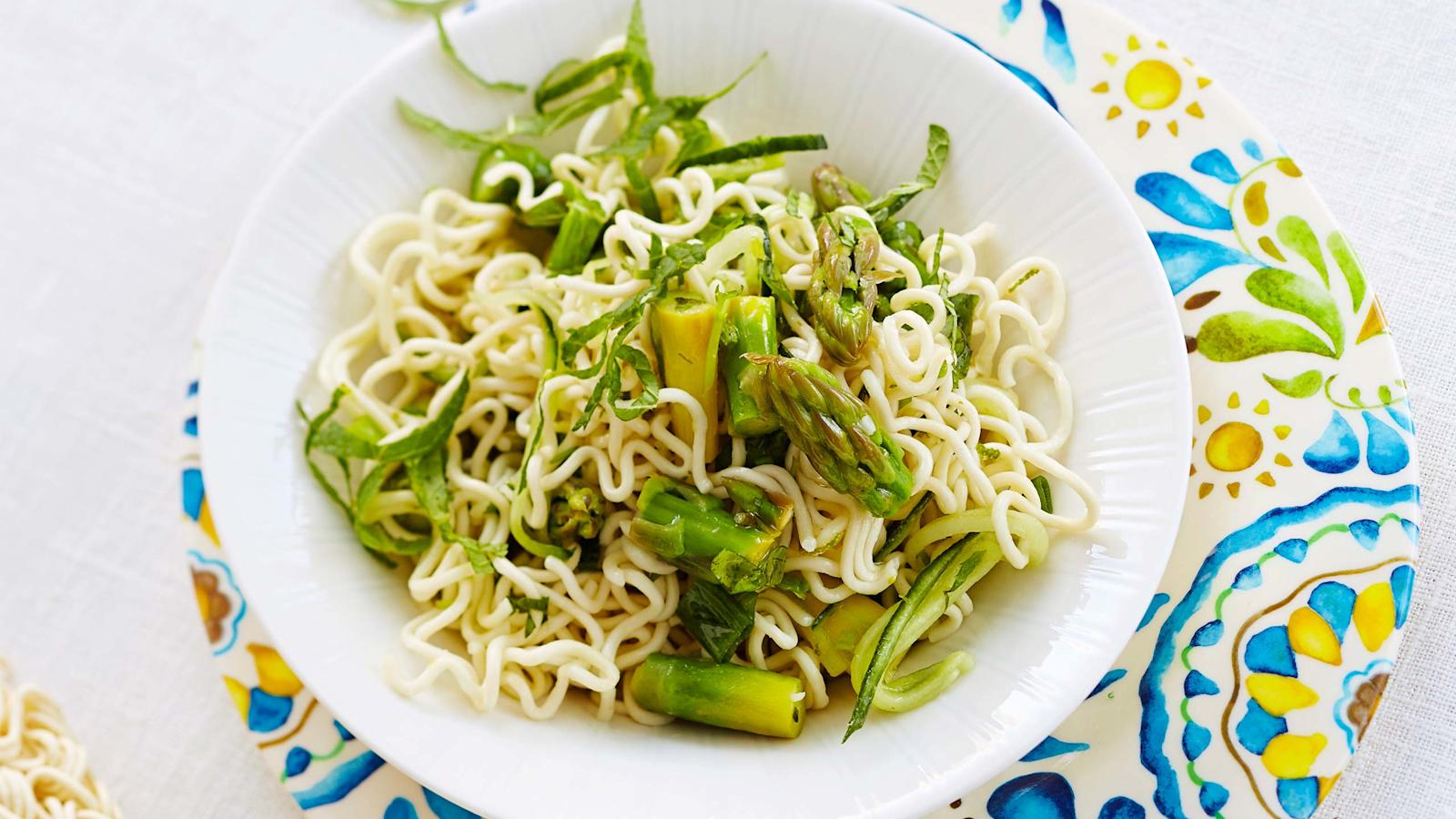 Parsa-nuudelisalaatti