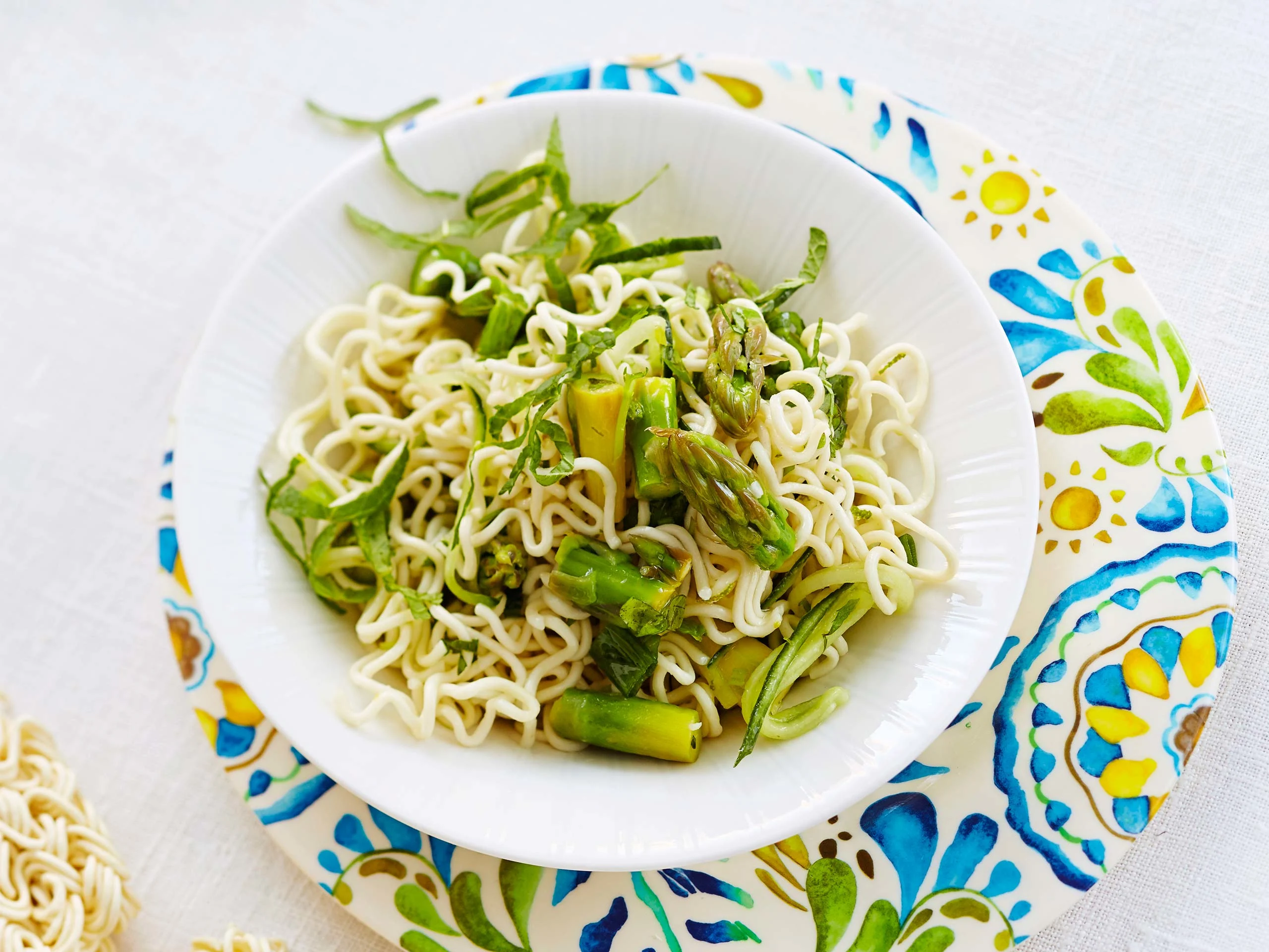 Parsa-nuudelisalaatti