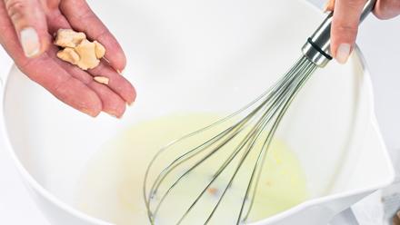 Kuumenna maito kädenlämpöiseksi ja kaada se kulhoon. Lisää murennettu hiiva.