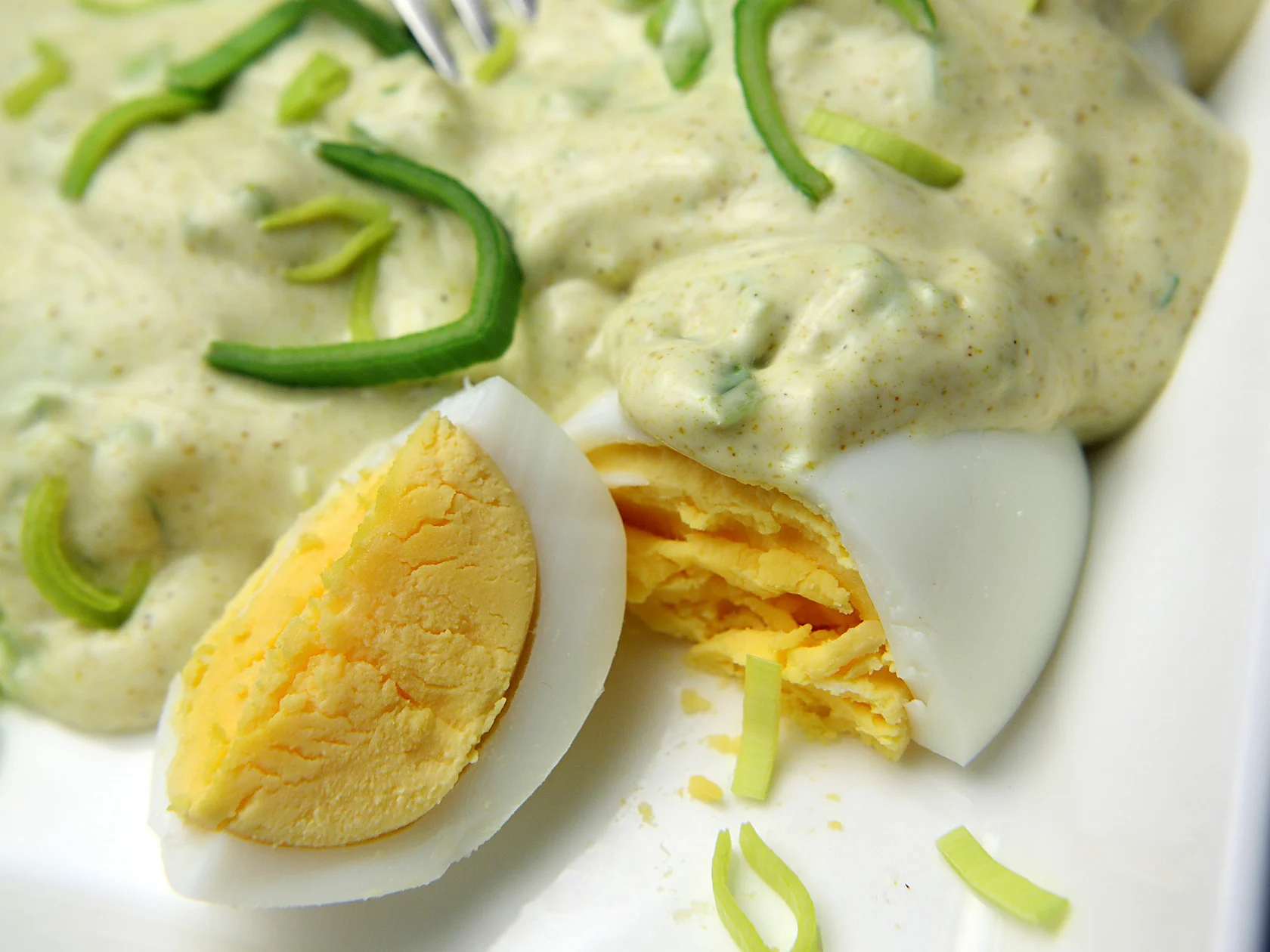 Currykastikkeella peitetyt munanpuolikkaat